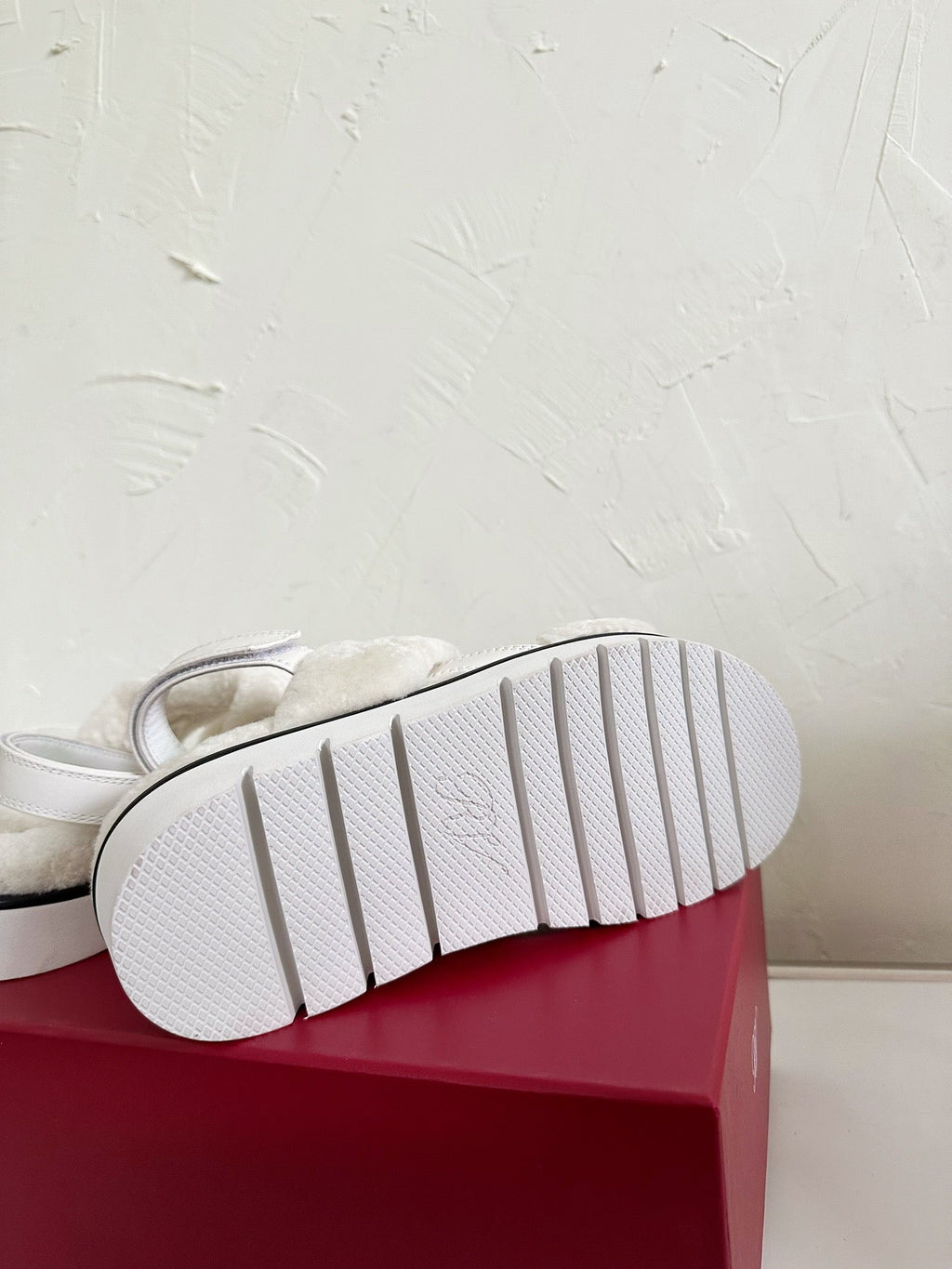 SLIDY VIV' WINTER FUR STRASS BUCKLE SANDALS IN WHITE SHEARLING