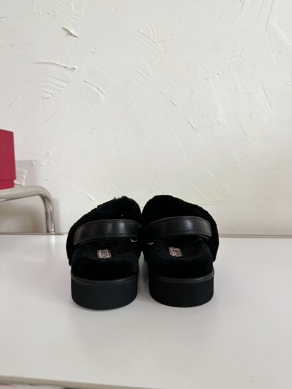 SLIDY VIV' WINTER FUR STRASS BUCKLE SANDALS IN BLACK SHEARLING