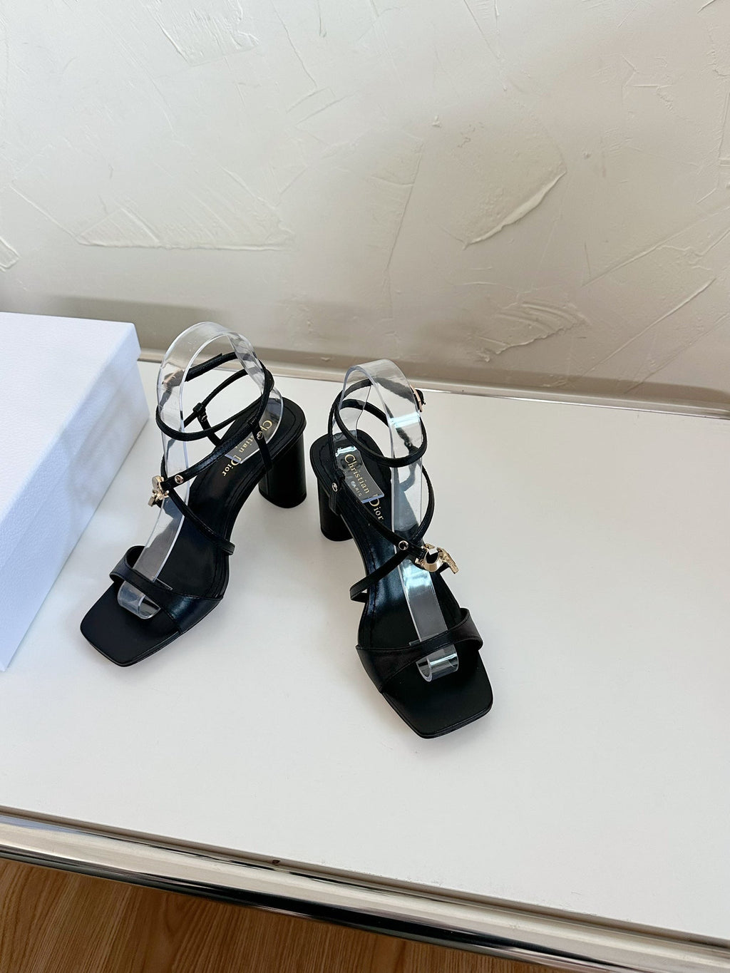MEDIUM SQUARE HEEL SANDAL IN BLACK LAMBSKIN