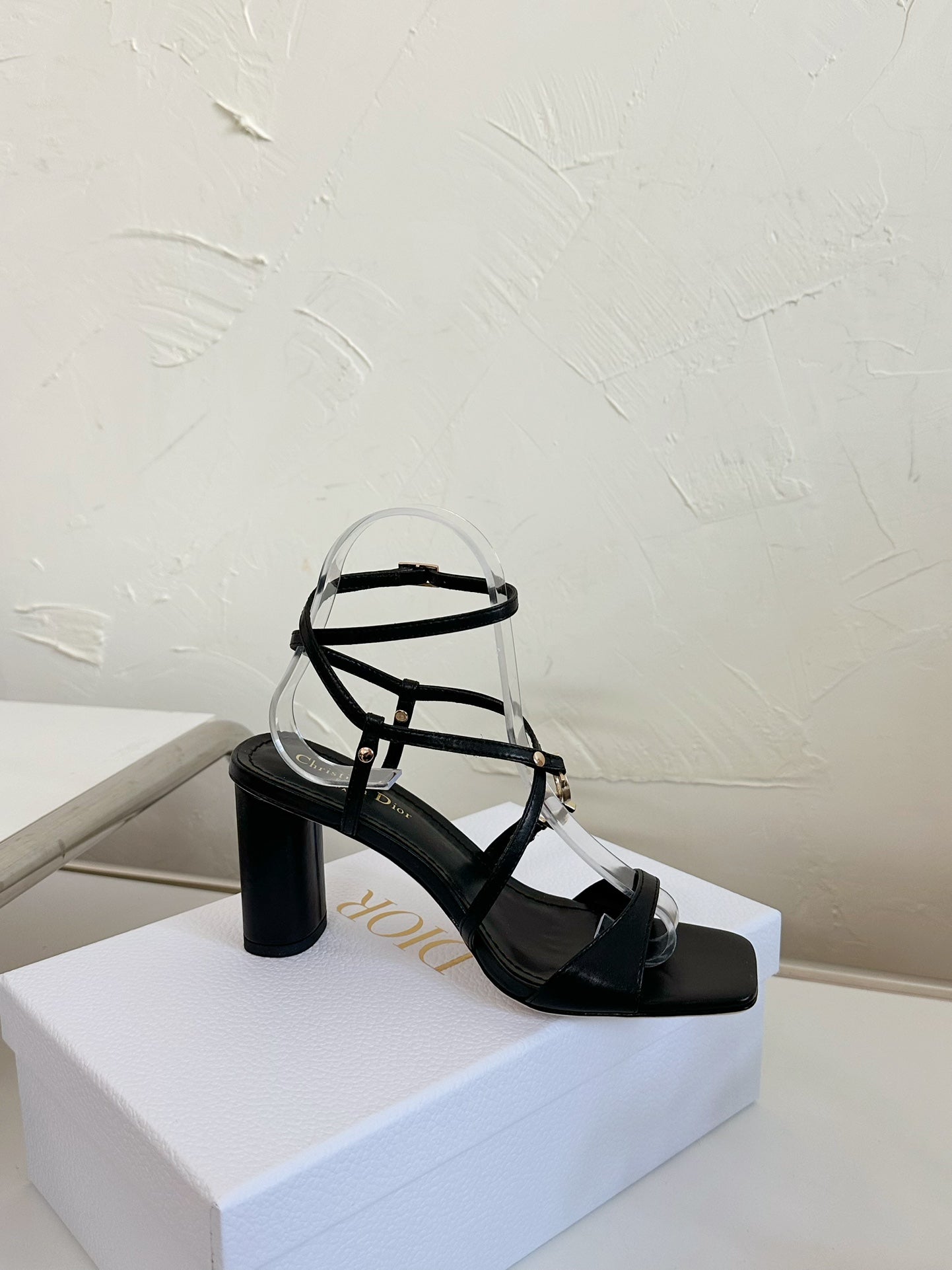 MEDIUM SQUARE HEEL SANDAL IN BLACK LAMBSKIN