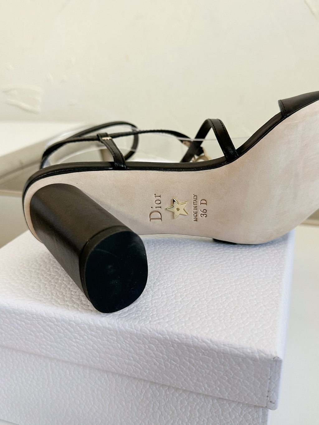 MEDIUM SQUARE HEEL SANDAL IN BLACK LAMBSKIN