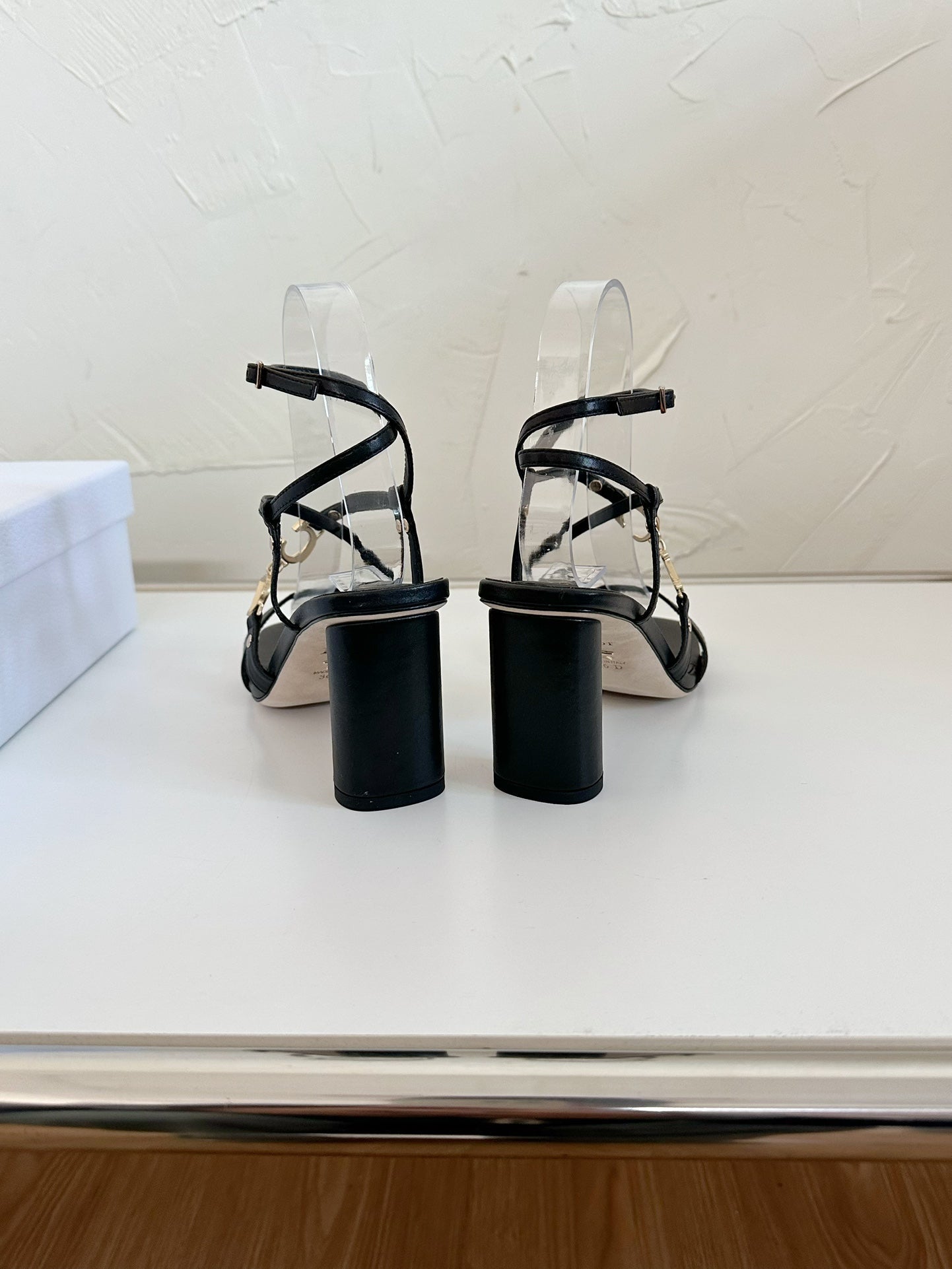 MEDIUM SQUARE HEEL SANDAL IN BLACK LAMBSKIN