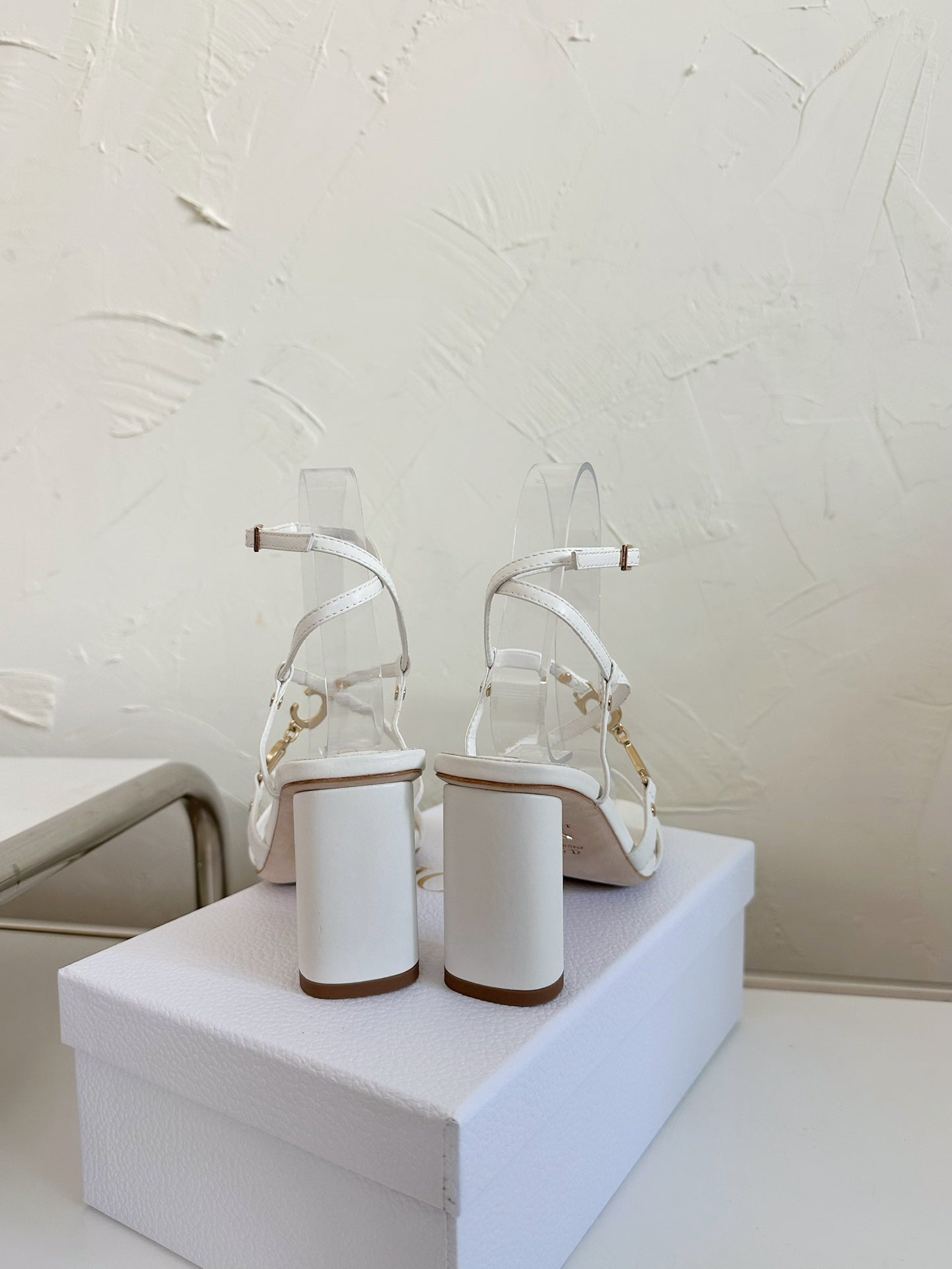 MEDIUM SQUARE HEEL SANDAL IN WHITE LAMBSKIN