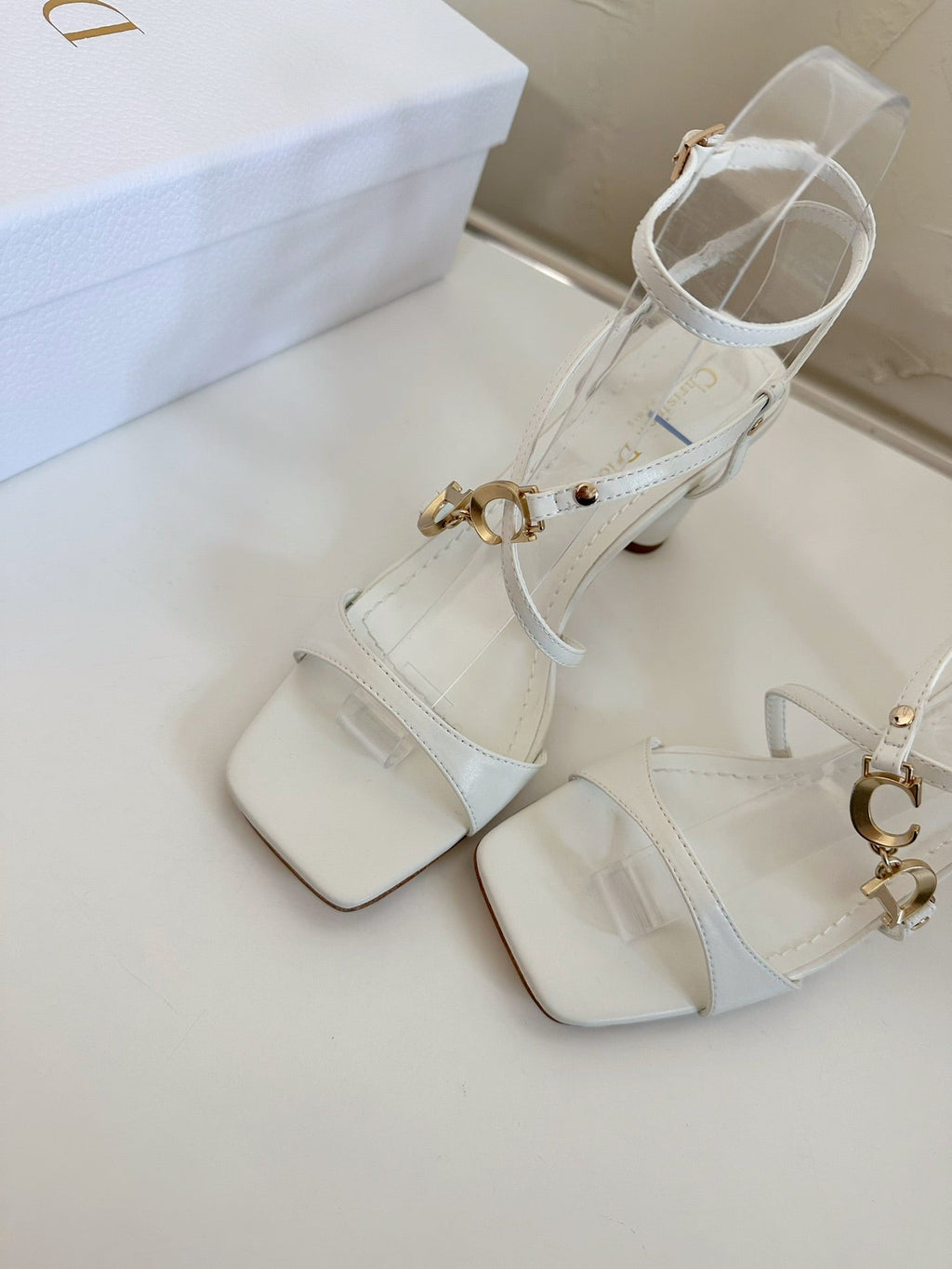 MEDIUM SQUARE HEEL SANDAL IN WHITE LAMBSKIN