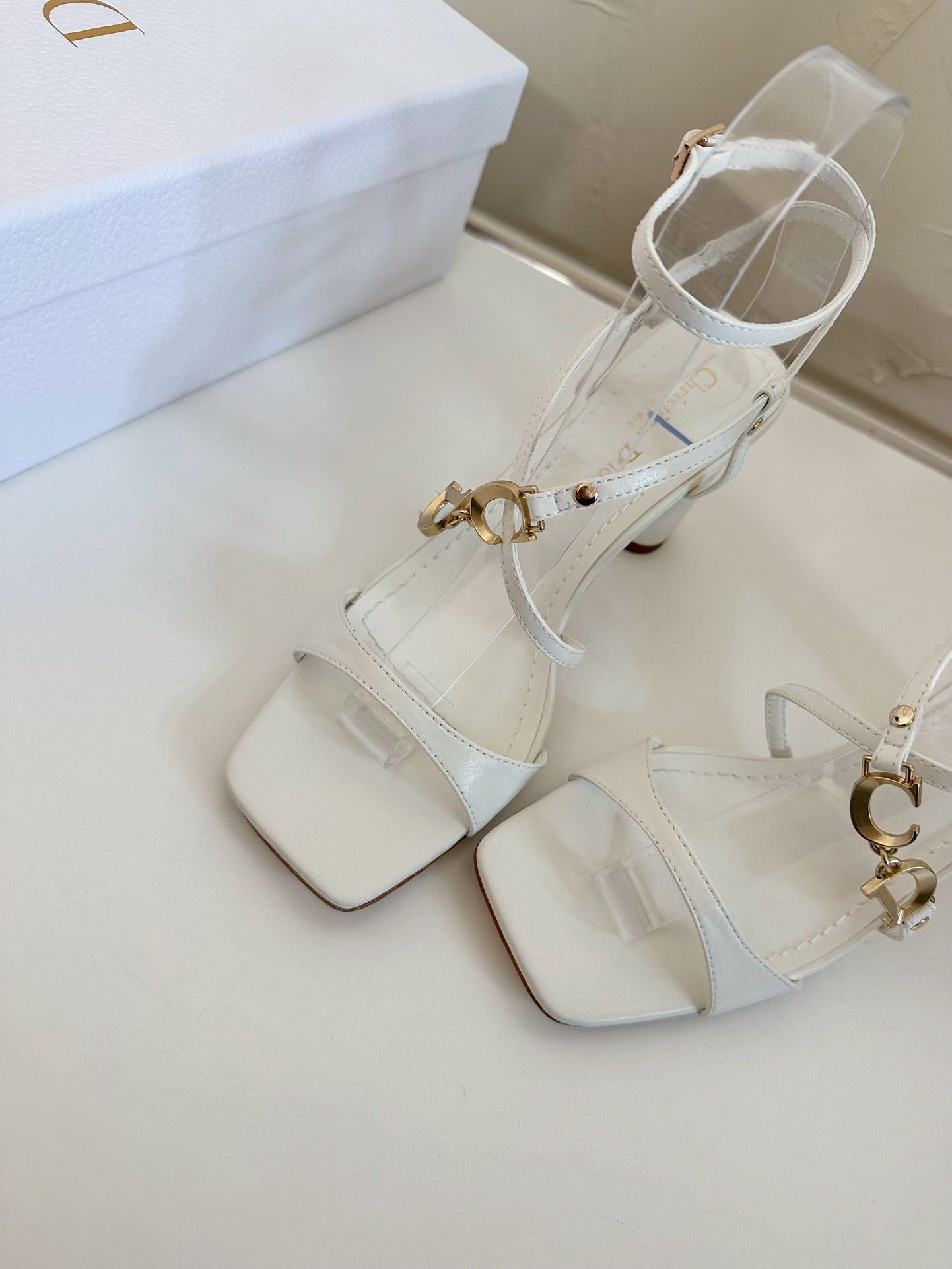 MEDIUM SQUARE HEEL SANDAL IN WHITE LAMBSKIN