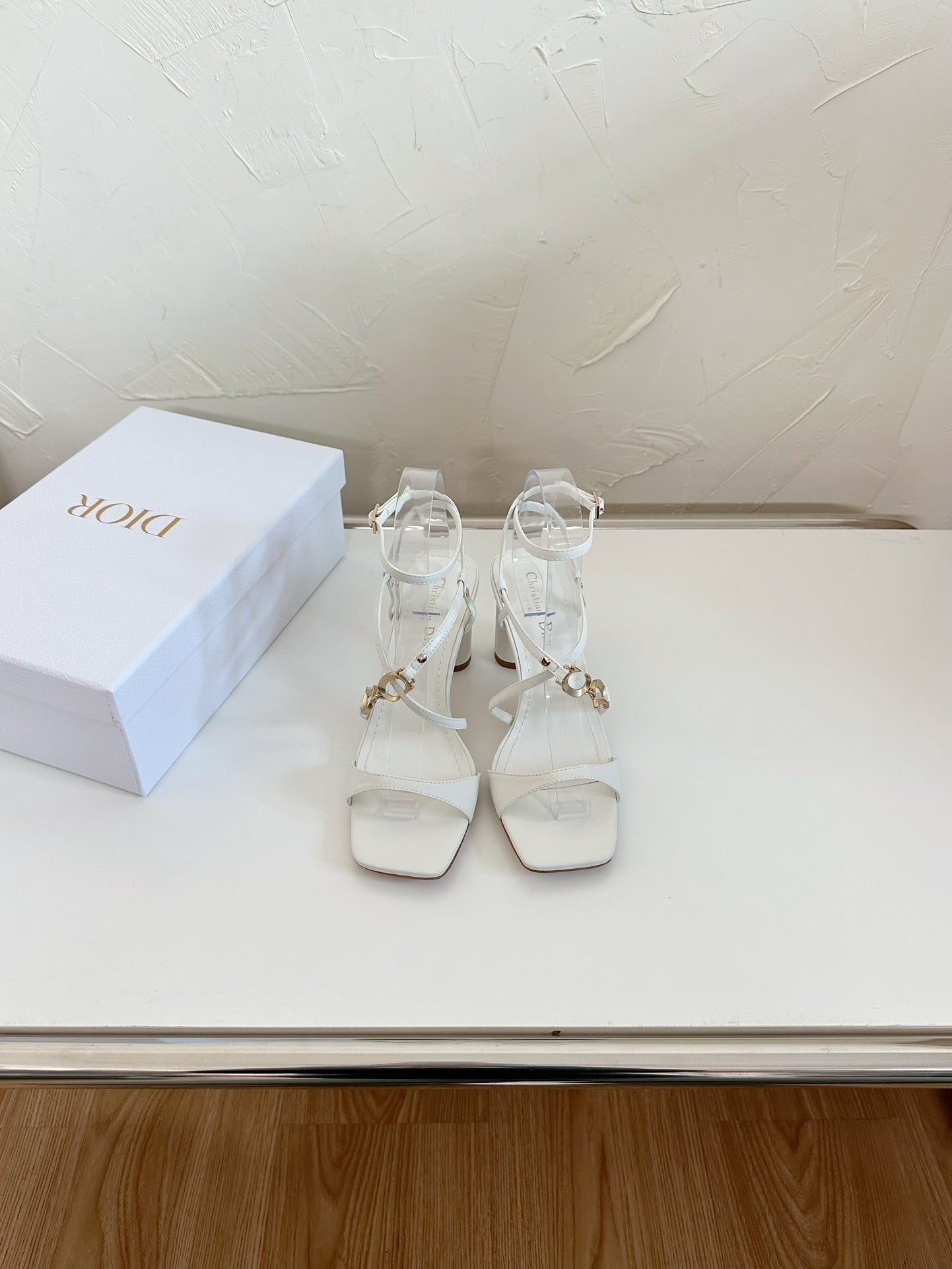 MEDIUM SQUARE HEEL SANDAL IN WHITE LAMBSKIN