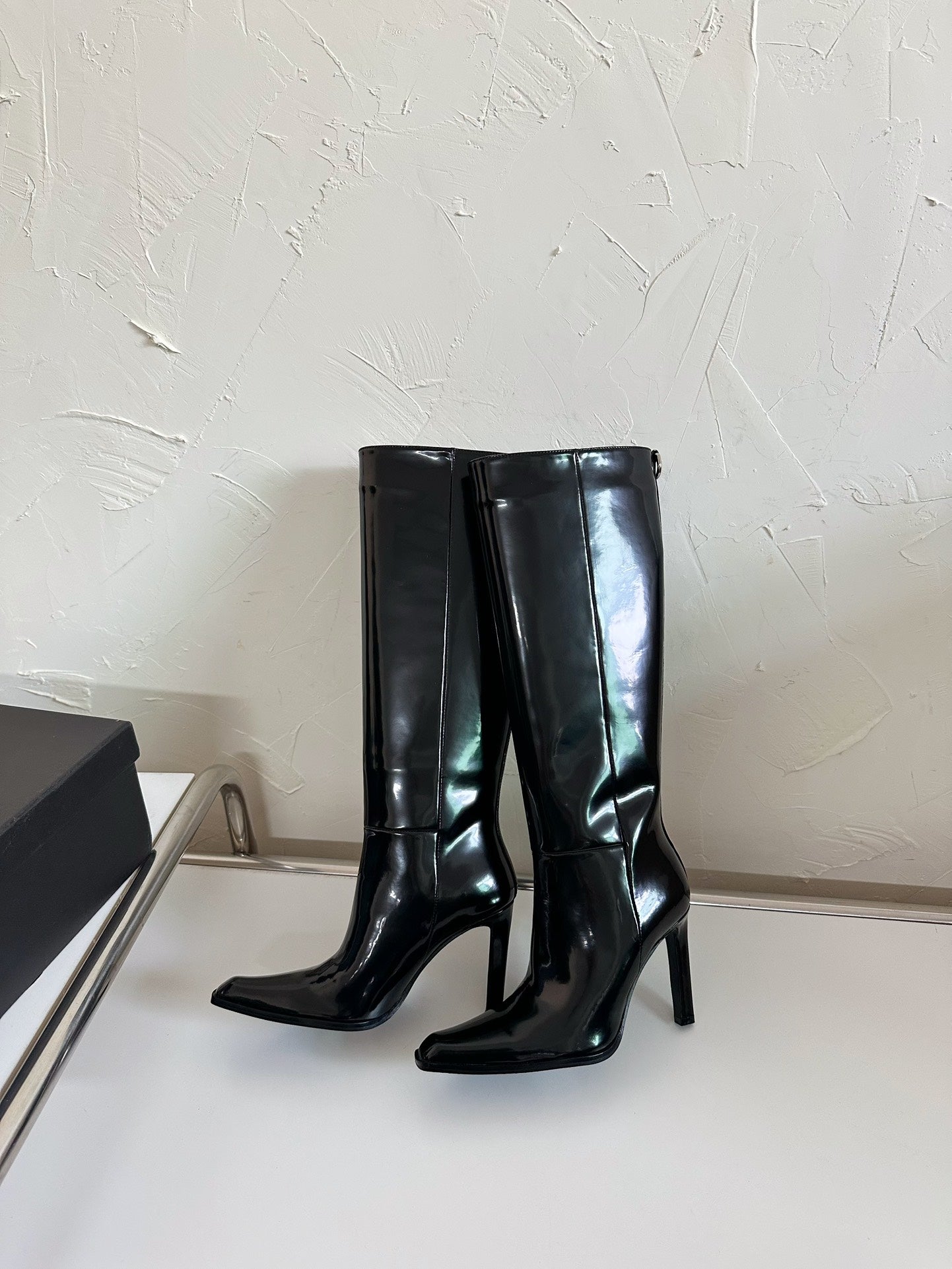 HIGH HEEL KNEE BOOTS IN BLACK SHINY CALFSKIN