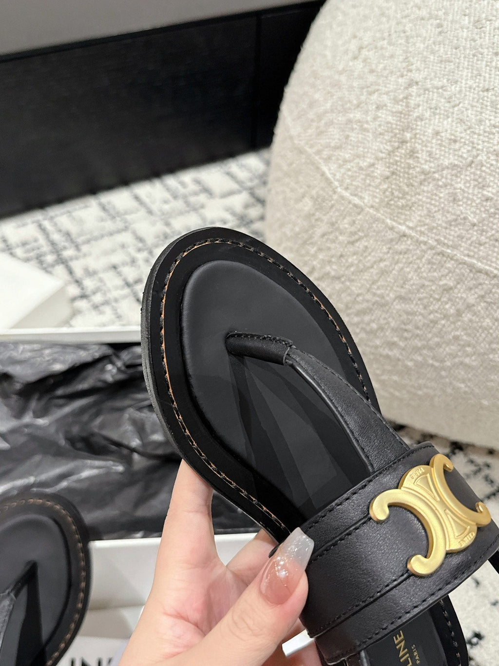 THONG SANDAL IN BLACK CALFSKIN