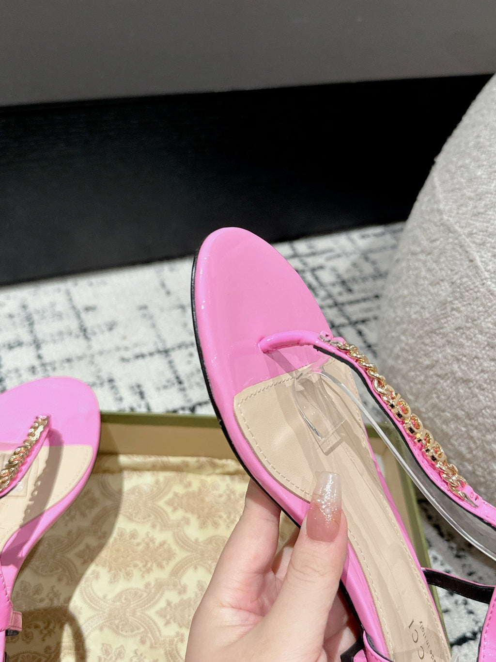 THONG SANDAL IN FUSCIA PINK CALFSKIN WITH GOLD HARDWARE