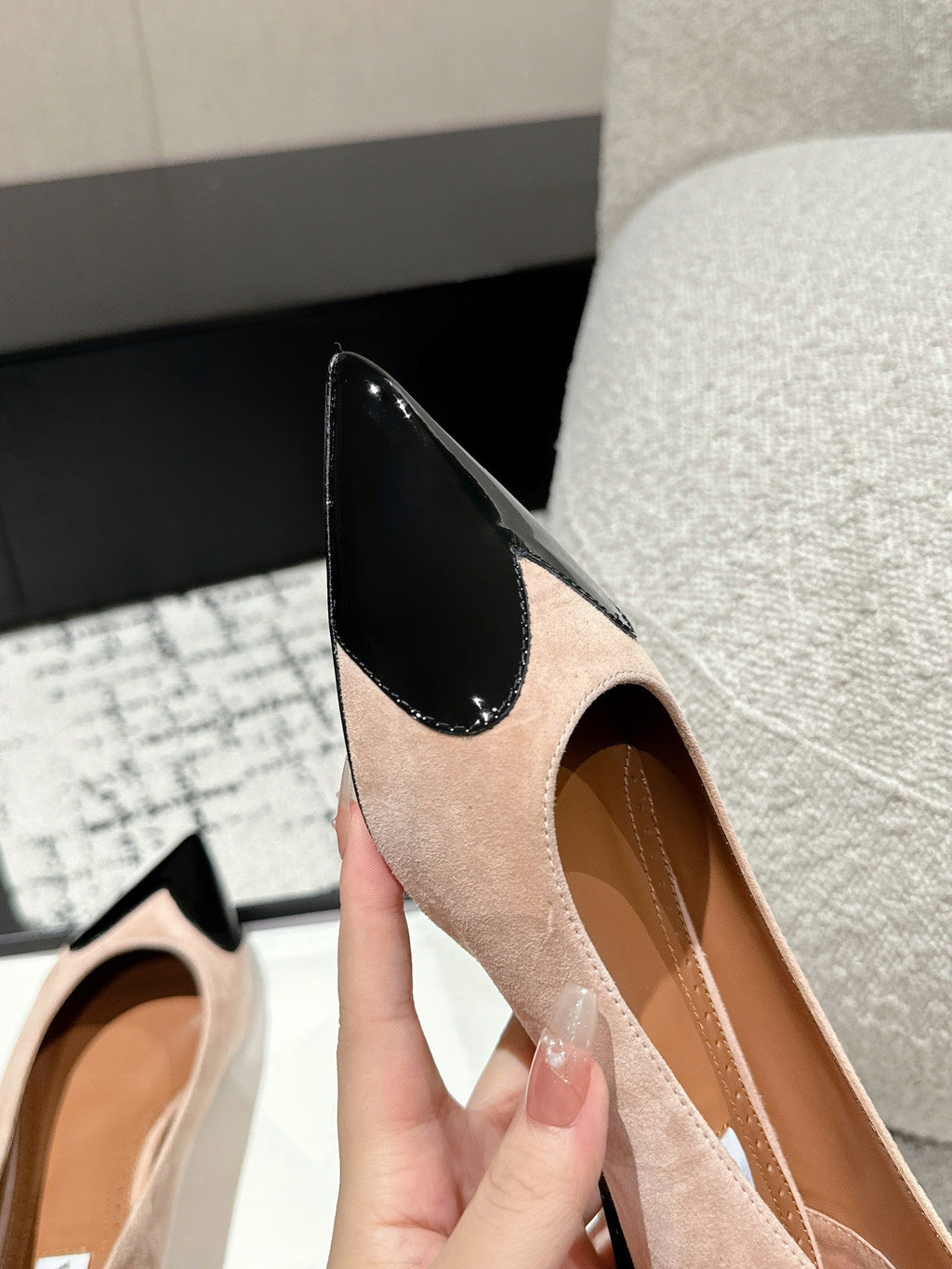 ALAIA PUMP 1 CM IN ALMOND BEIGE SUEDE MIX BLACK CALFSKIN