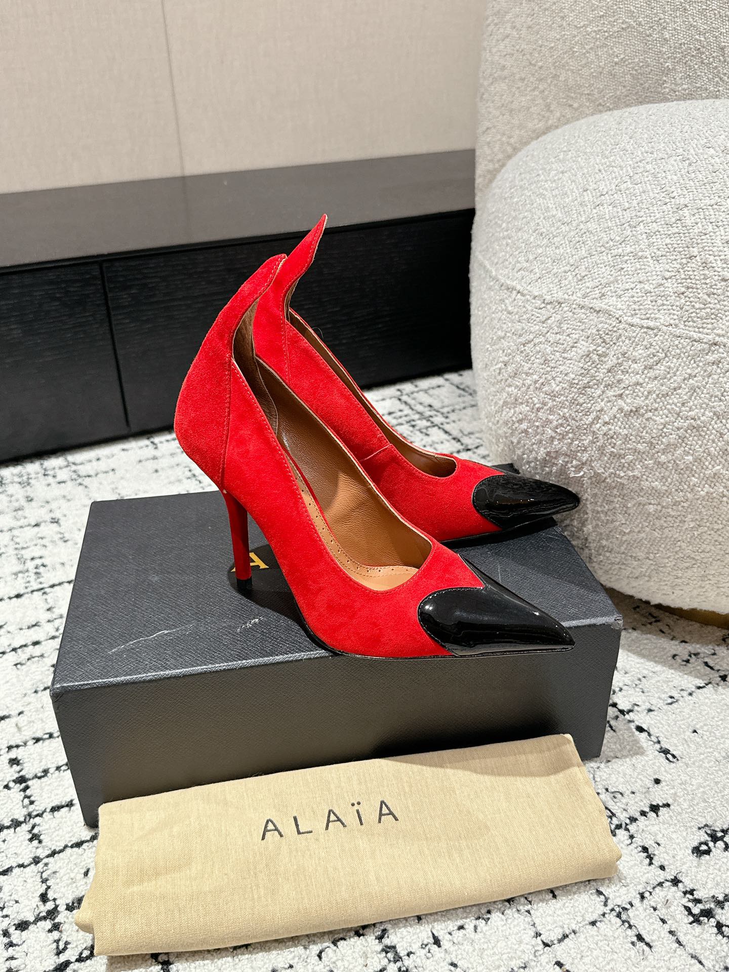 ALAIA HIGH PUMPS 10CM IN CHERRY RED SUEDE MIX BLACK CALFSKIN