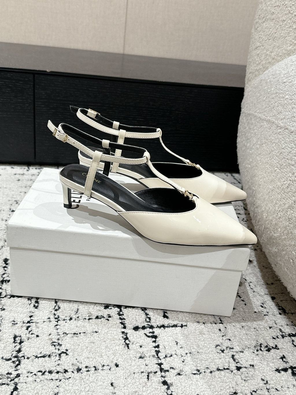 KITTEN T-BAR STRAP PUMP 5 CM IN WHITE PATENT CALFSKIN