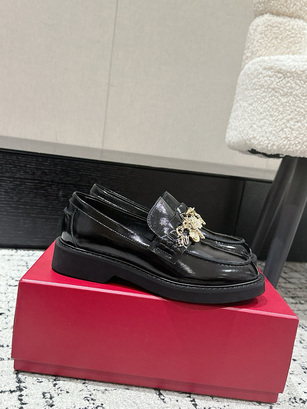 ROGER VIVIER 25S RANGERS CHAIN LOAFER IN BLACK PATENT CALFSKIN