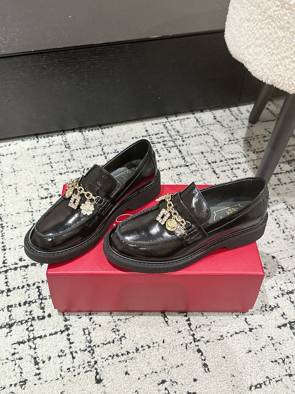 ROGER VIVIER 25S RANGERS CHAIN LOAFER IN BLACK PATENT CALFSKIN