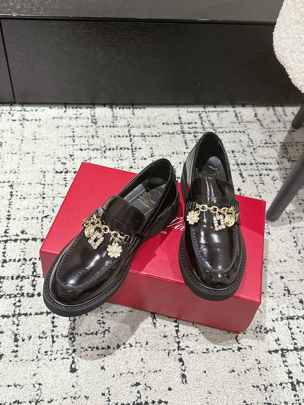 ROGER VIVIER 25S RANGERS CHAIN LOAFER IN BLACK PATENT CALFSKIN