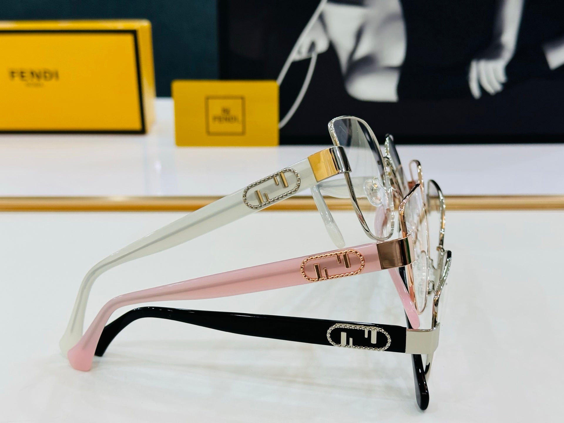 BAGUETTE SQUARE FRAME SUNGLASSES FE40051 IN METAL