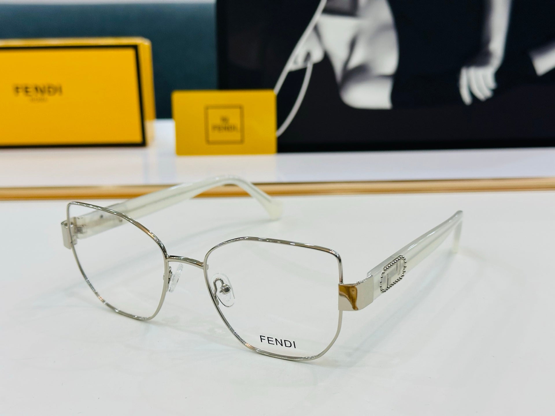 BAGUETTE SQUARE FRAME SUNGLASSES FE40051 IN METAL