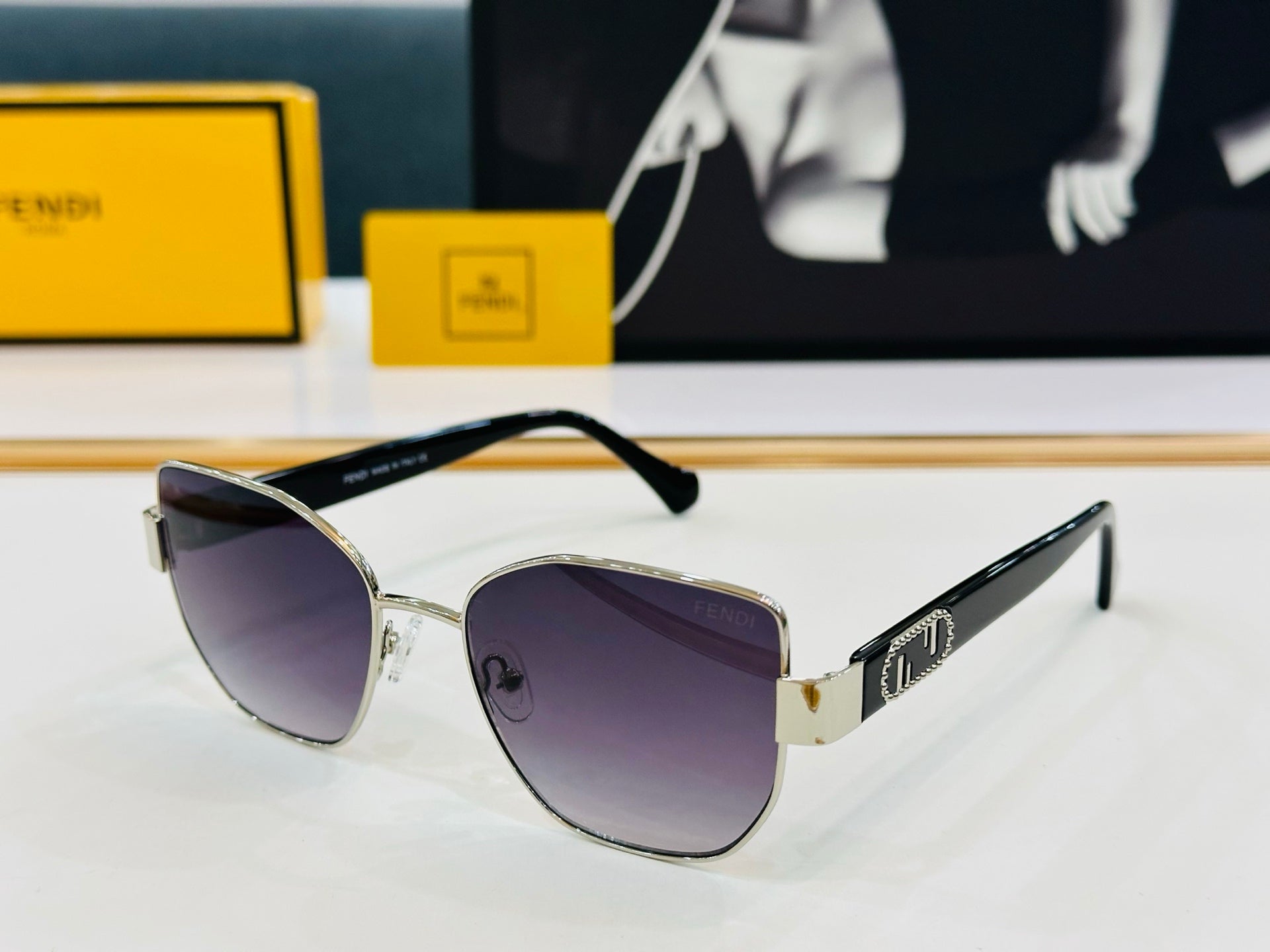 BAGUETTE SQUARE FRAME SUNGLASSES FE40051 IN METAL