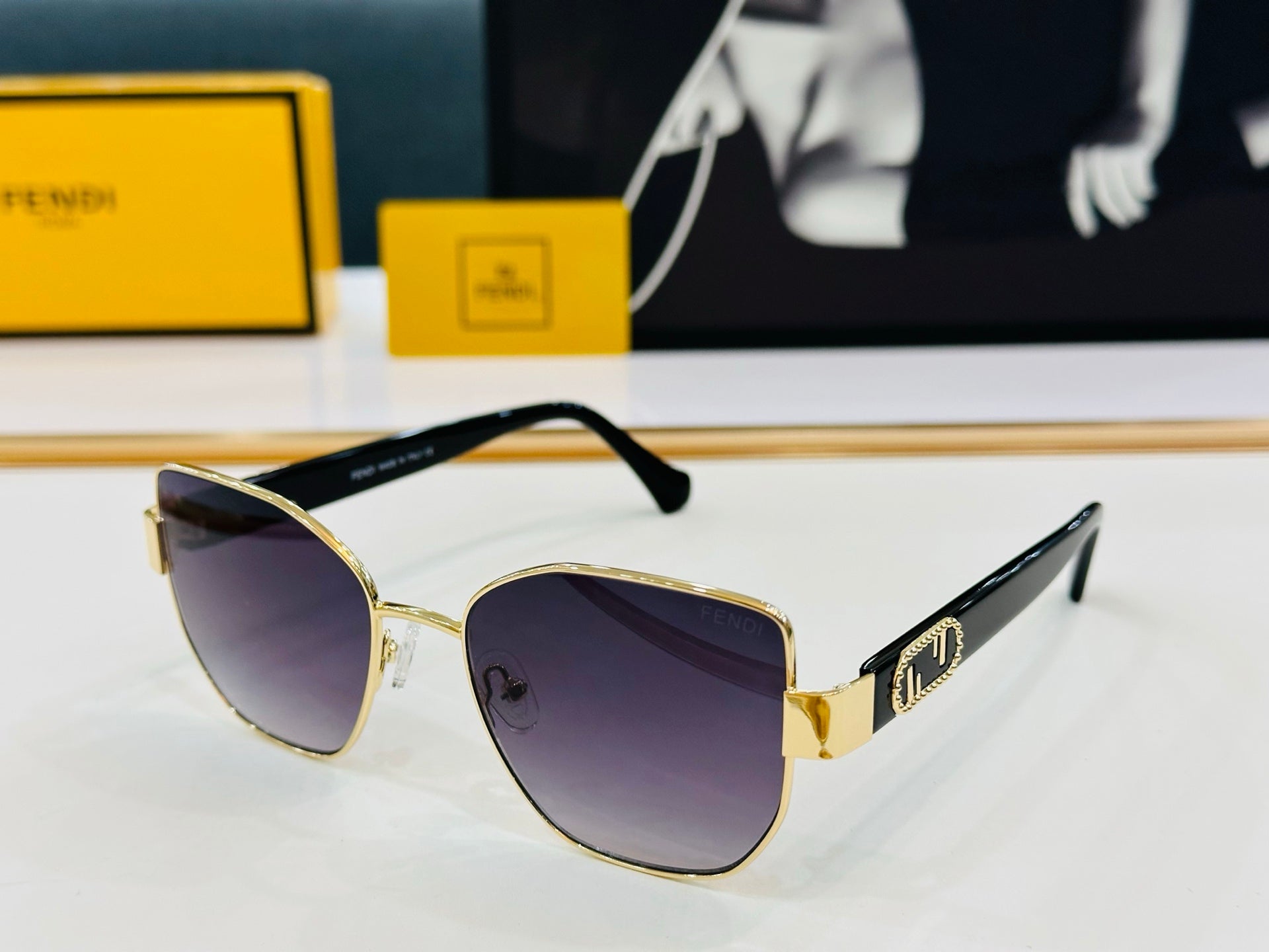 BAGUETTE SQUARE FRAME SUNGLASSES FE40051 IN METAL