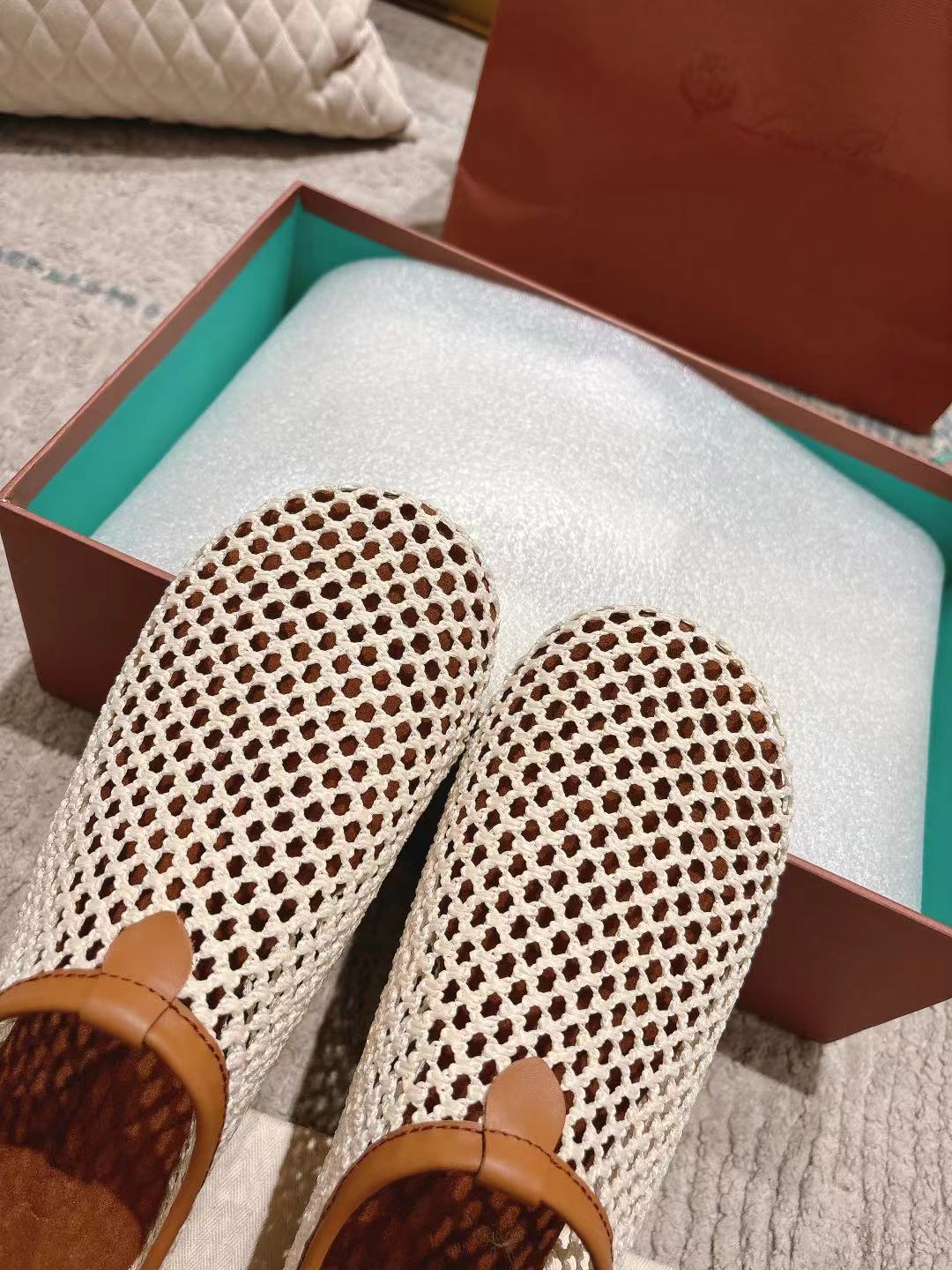 FLAT SHOES IN CREAM WHITE MESH FABRIC