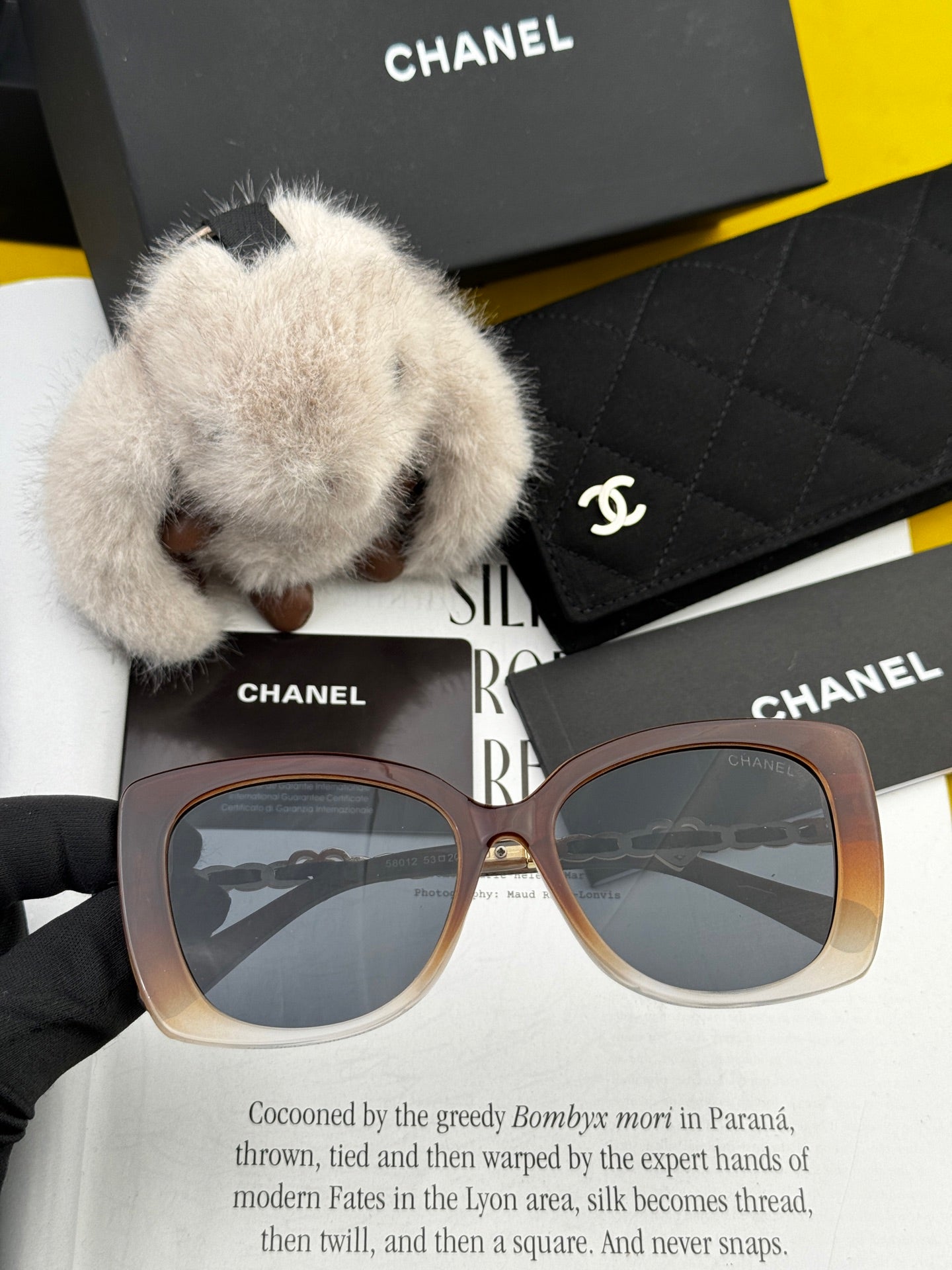 SQUARE SUNGLASSES CH25801 IN ACETATE HEART CHAIN METAL