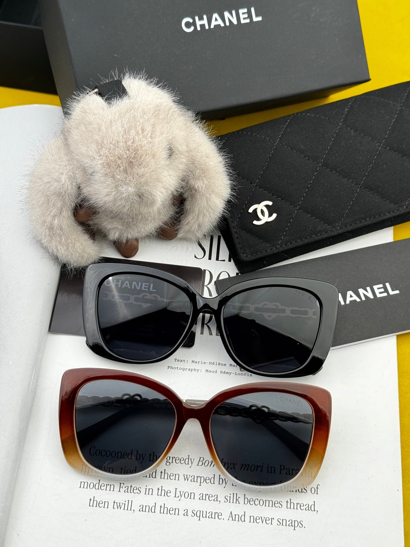 SQUARE SUNGLASSES CH25801 IN ACETATE HEART CHAIN METAL