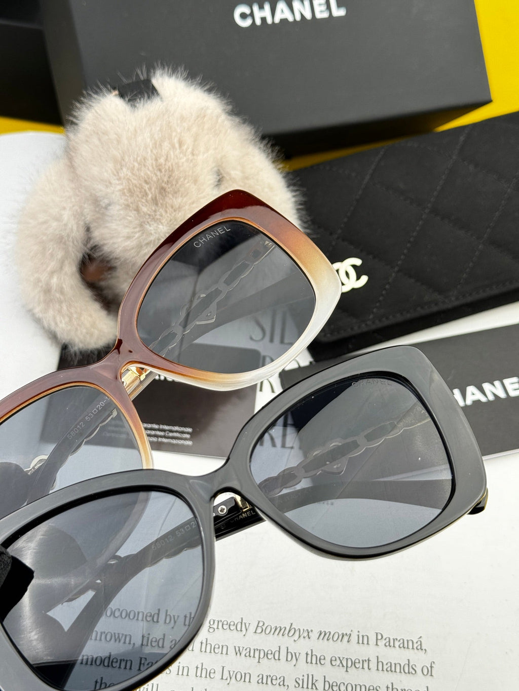 SQUARE SUNGLASSES CH25801 IN ACETATE HEART CHAIN METAL