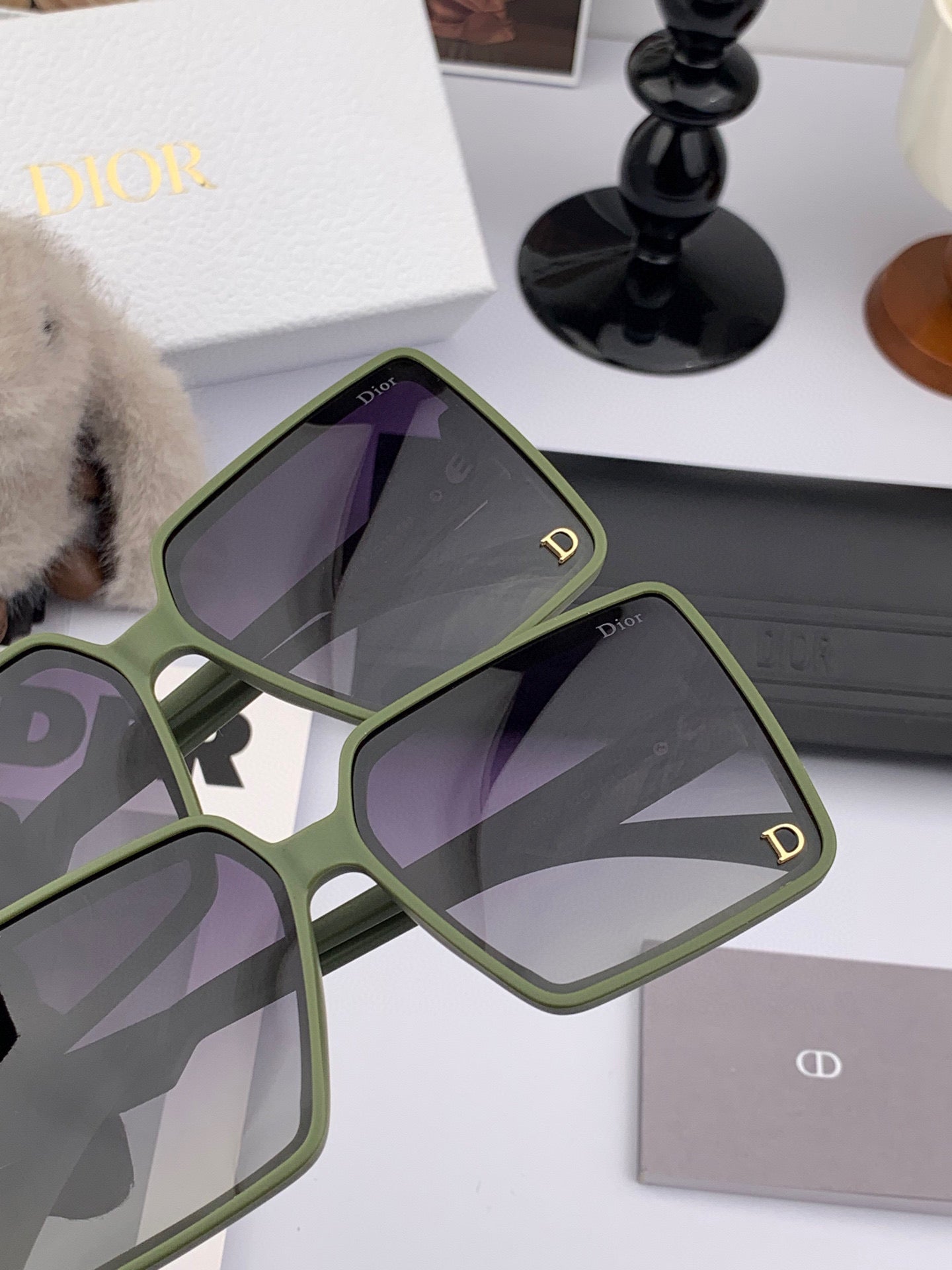 MONTAIGNE SUNGLASS CD1595 IN GREEN ACETATE