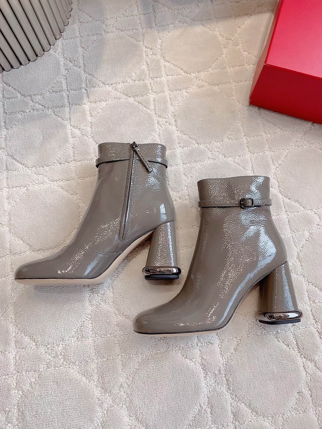 VIV' PODIUM BOOTIES IN GREY GLOSSY LAMBSKIN