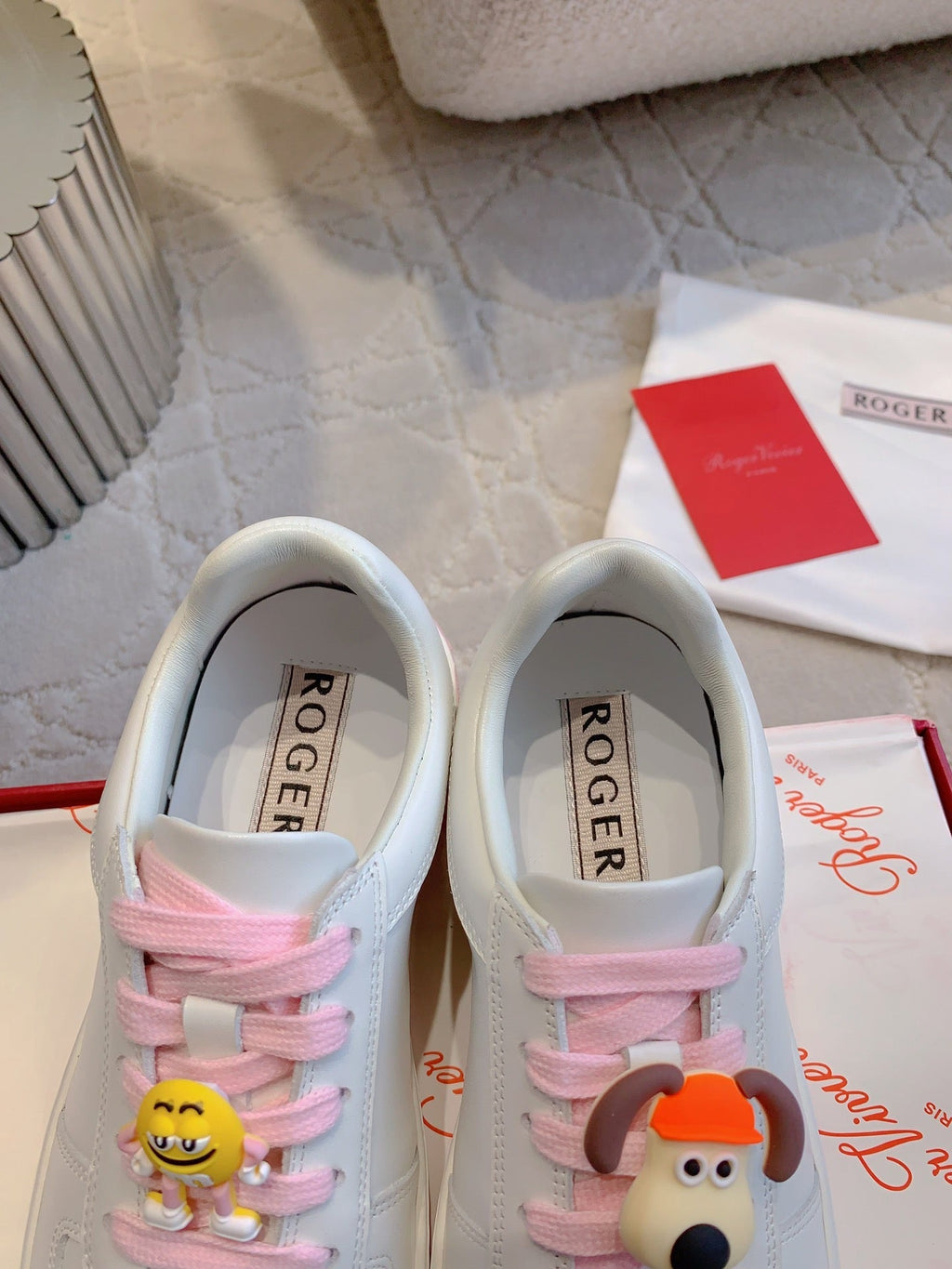 VIV' SKATE WHITE LEATHER SNEAKERS WITH PINK LACES AND CARTOON CHARMS