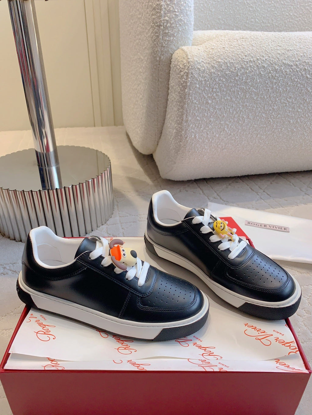 VIV' SKATE SNEAKERS IN BLACK CALFSKIN CARTOON CHARMS