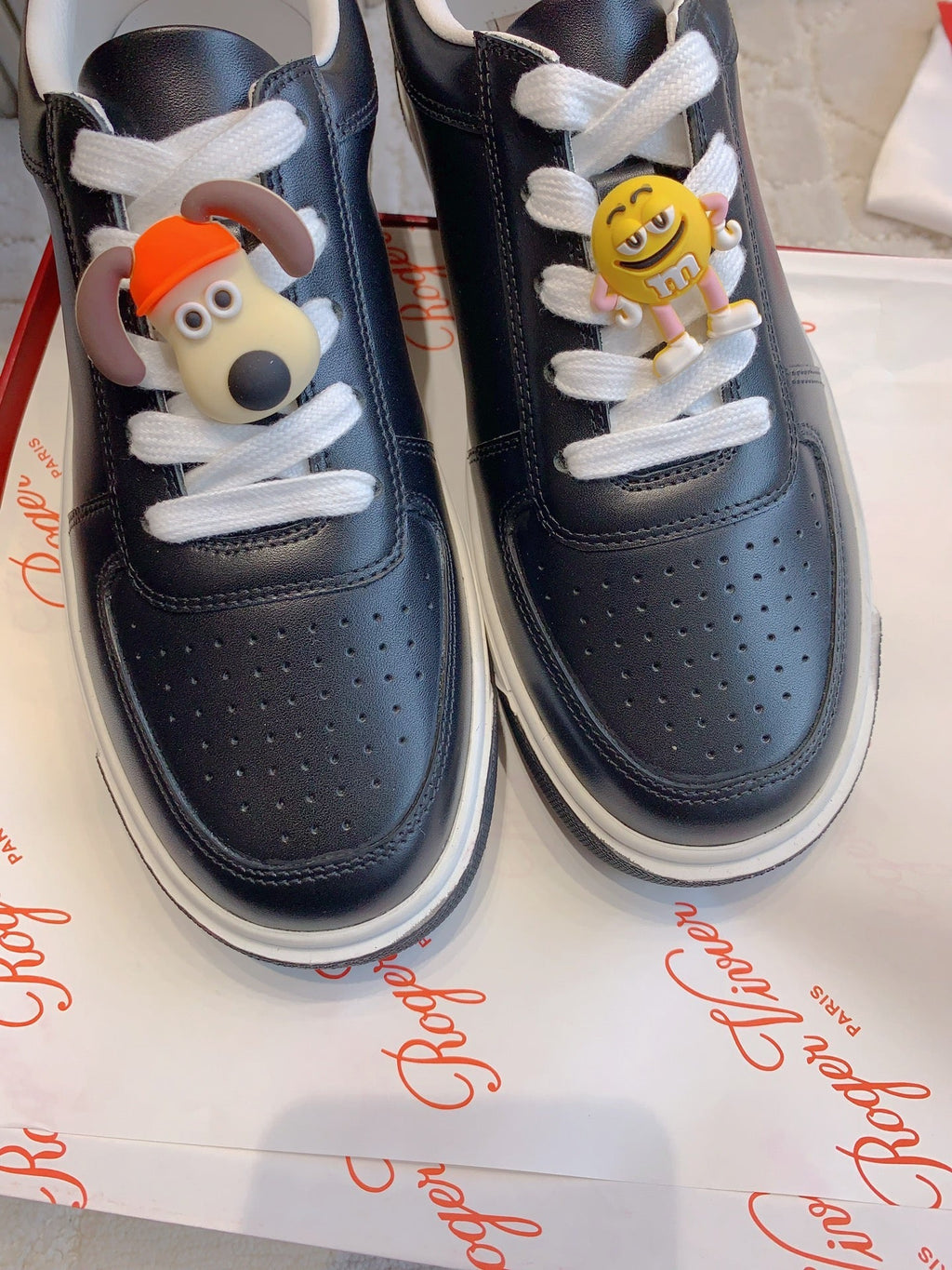 VIV' SKATE SNEAKERS IN BLACK CALFSKIN CARTOON CHARMS