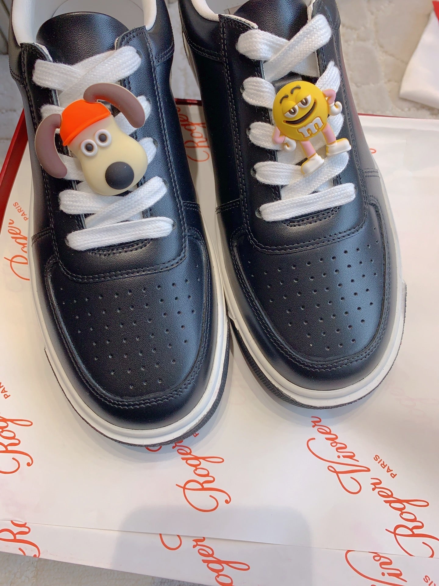 VIV' SKATE SNEAKERS IN BLACK CALFSKIN CARTOON CHARMS