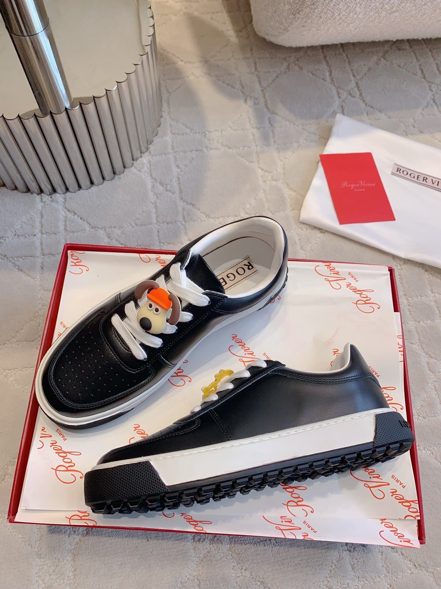 VIV' SKATE SNEAKERS IN BLACK CALFSKIN CARTOON CHARMS