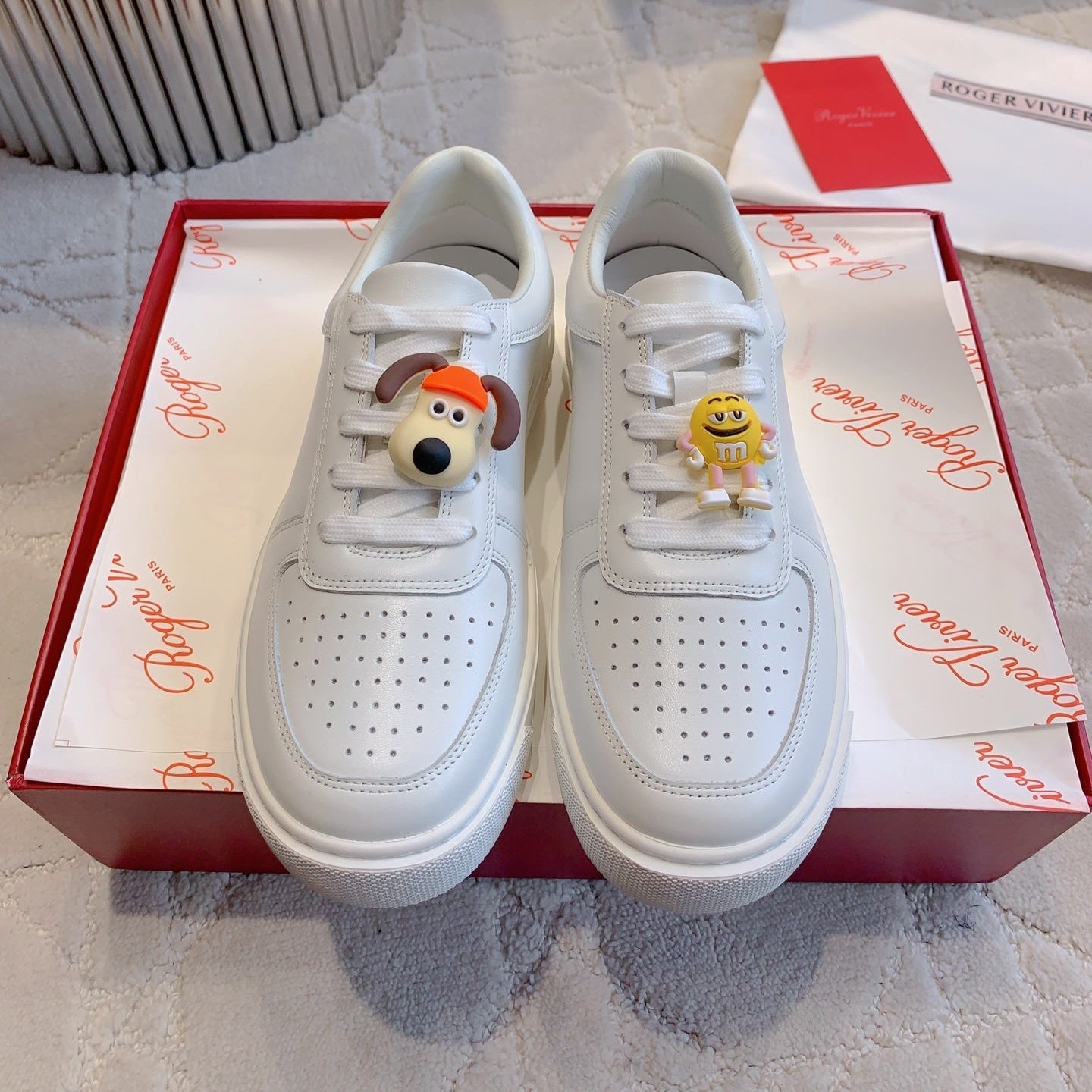 VIV' SKATE SNEAKERS IN WHITE CALFSKIN WITH CARTOON CHARM LACES