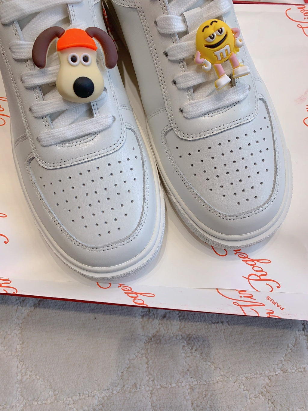 VIV' SKATE SNEAKERS IN WHITE CALFSKIN WITH CARTOON CHARM LACES