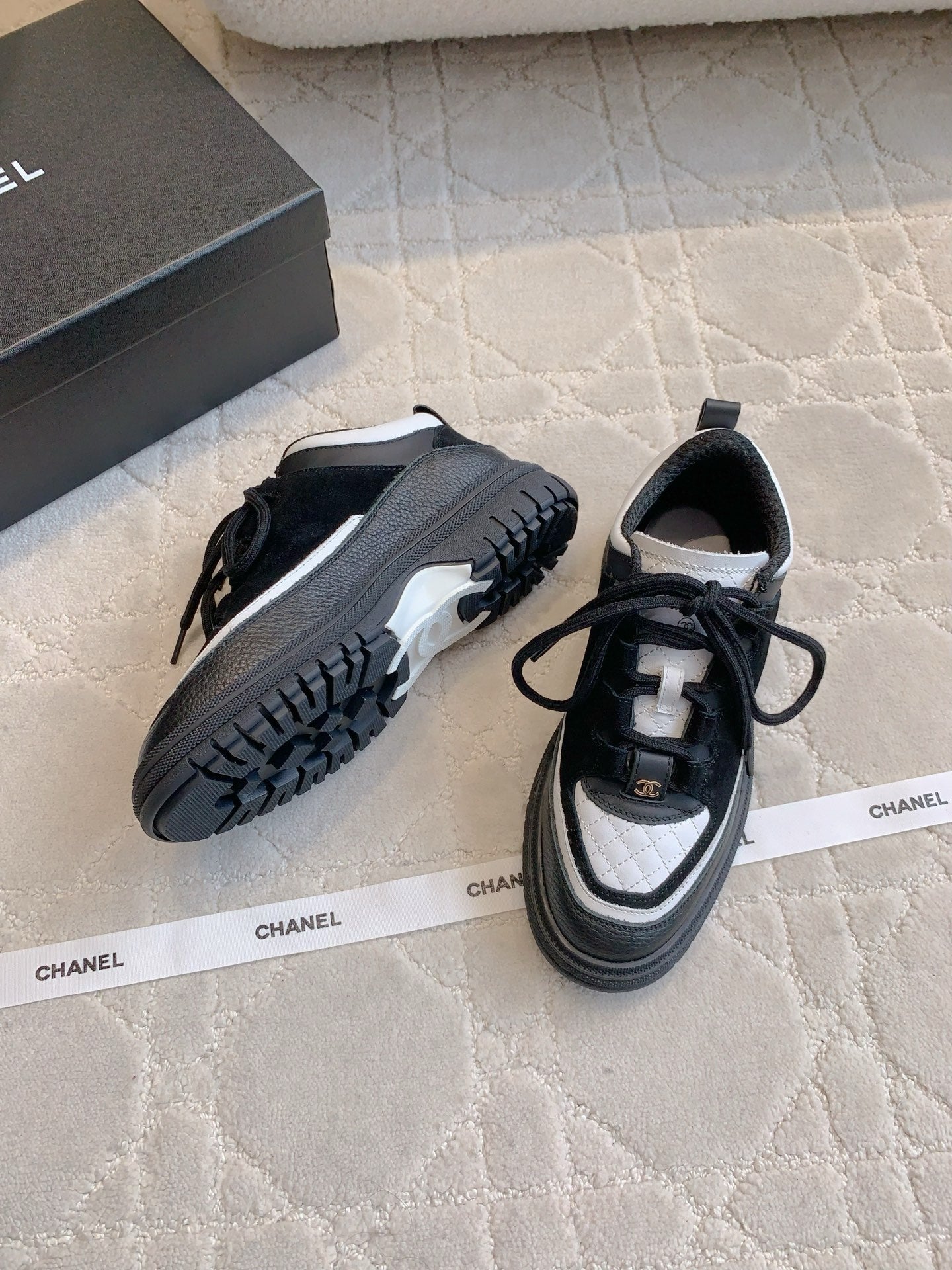 CHANEL 25S TRAINERS 40MM IN BLACK AND WHITE CALFSKIN AND SUEDE