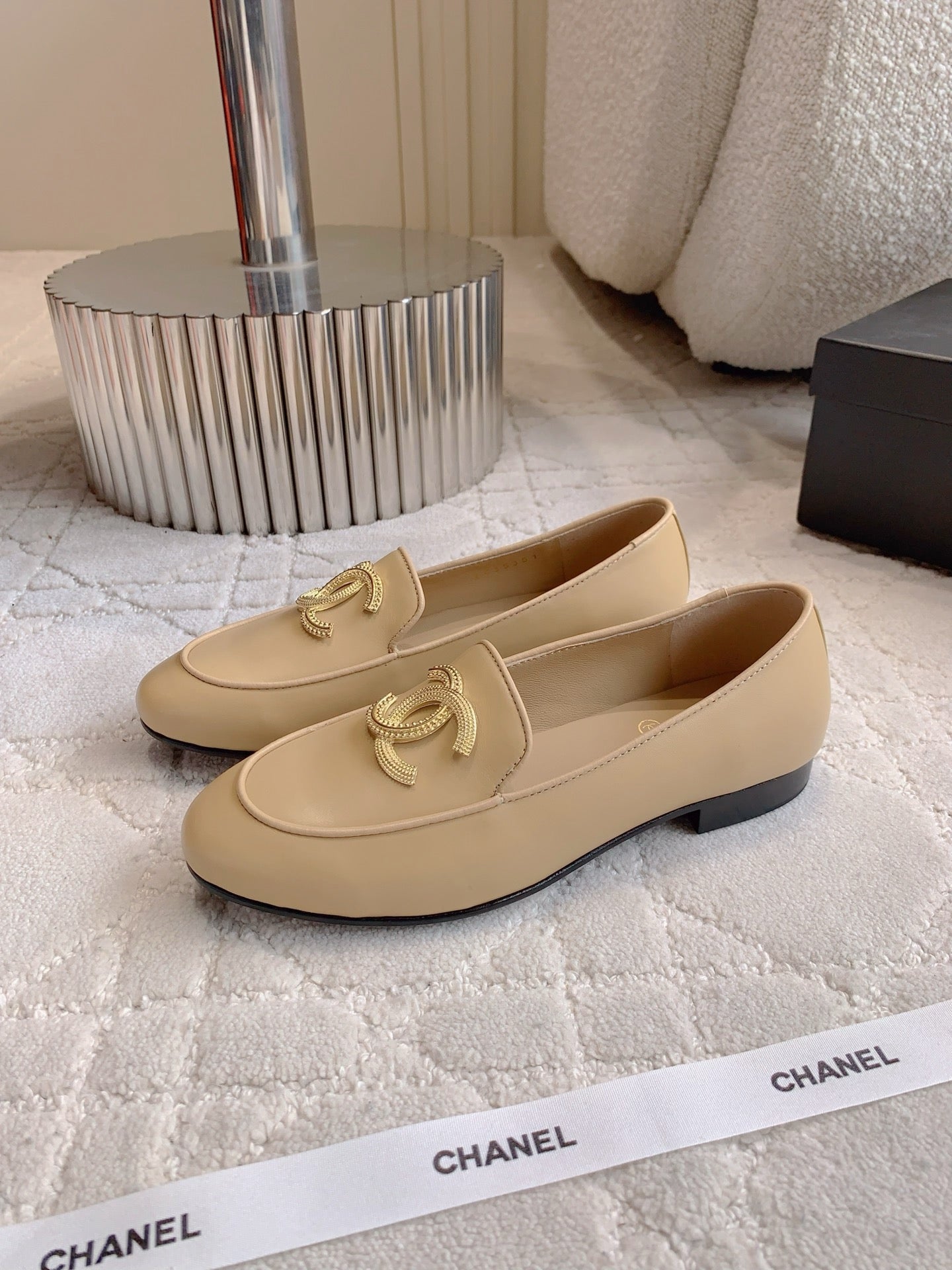 CHANEL 25S LOAFERS WITH LARGE LOGO IN LIGHT CARAMEL CALFSKIN GOLD HARDWARE