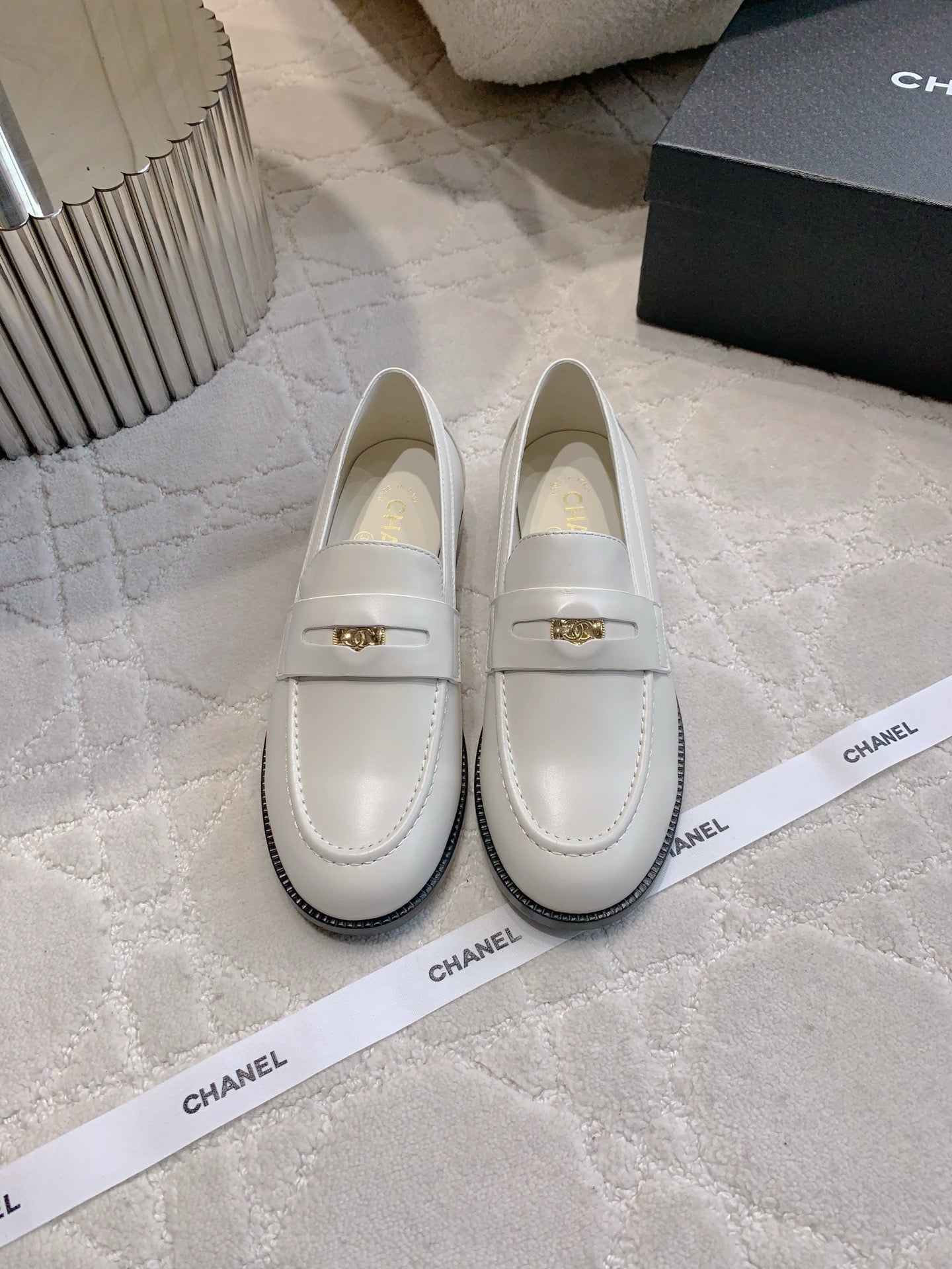 CHANEL 25S MOCCASINS IN WHITE CALFSKIN GOLD HARDWARE