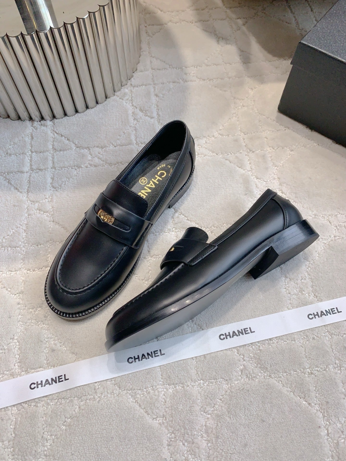 CHANEL 25S MOCCASINS IN BLACK CALFSKIN GOLD HARDWARE