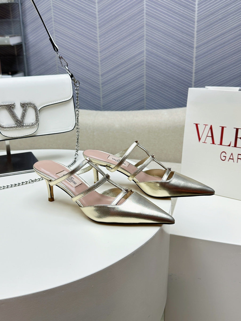 ROCKSTUD WISPY GOLD CALFSKIN MULE 60MM