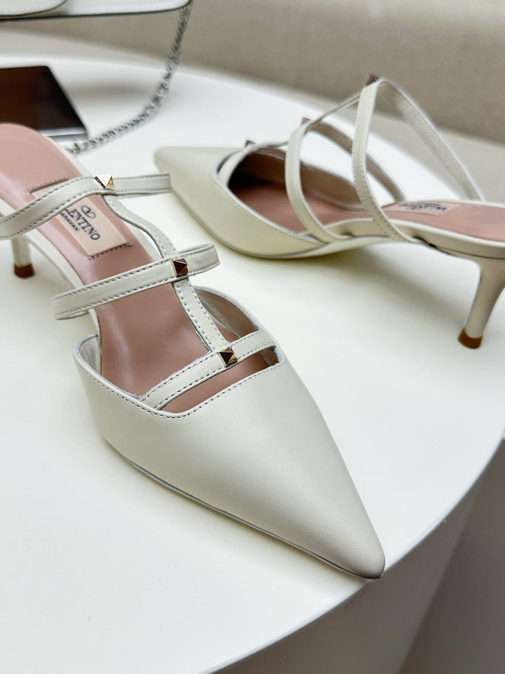 ROCKSTUD WISPY WHITE CALFSKIN MULE 60MM