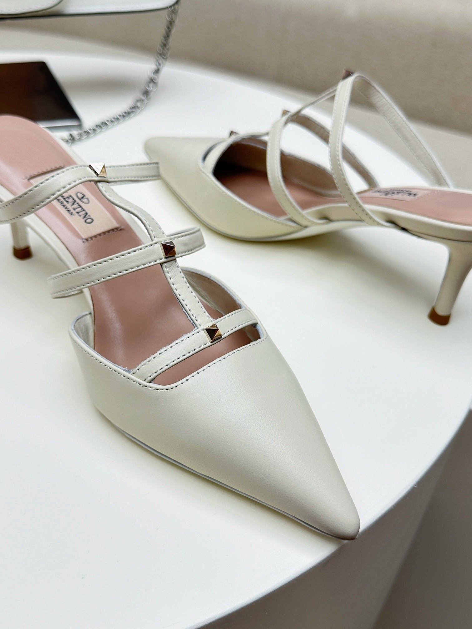 ROCKSTUD WISPY WHITE CALFSKIN MULE 60MM