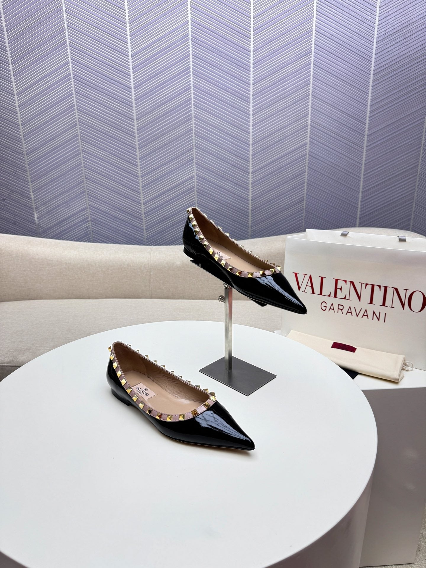 ROCKSTUD FLAT PUMP IN BLACK CALFSKIN