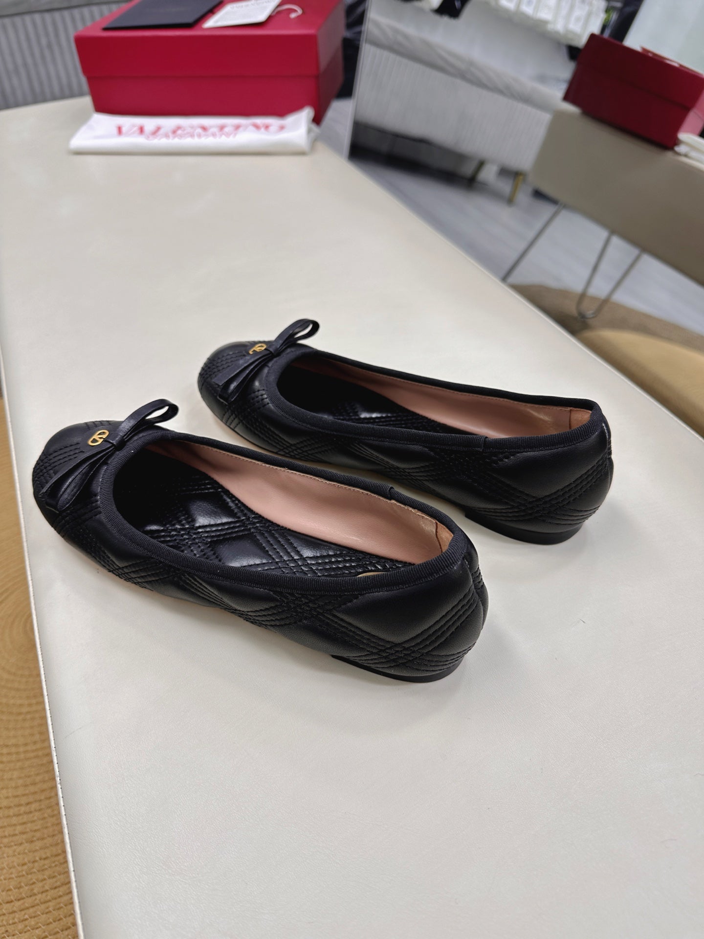 VLTN CLASSIC BALLET FLATS 25S IN BLACK CALFSKIN WITH BOW