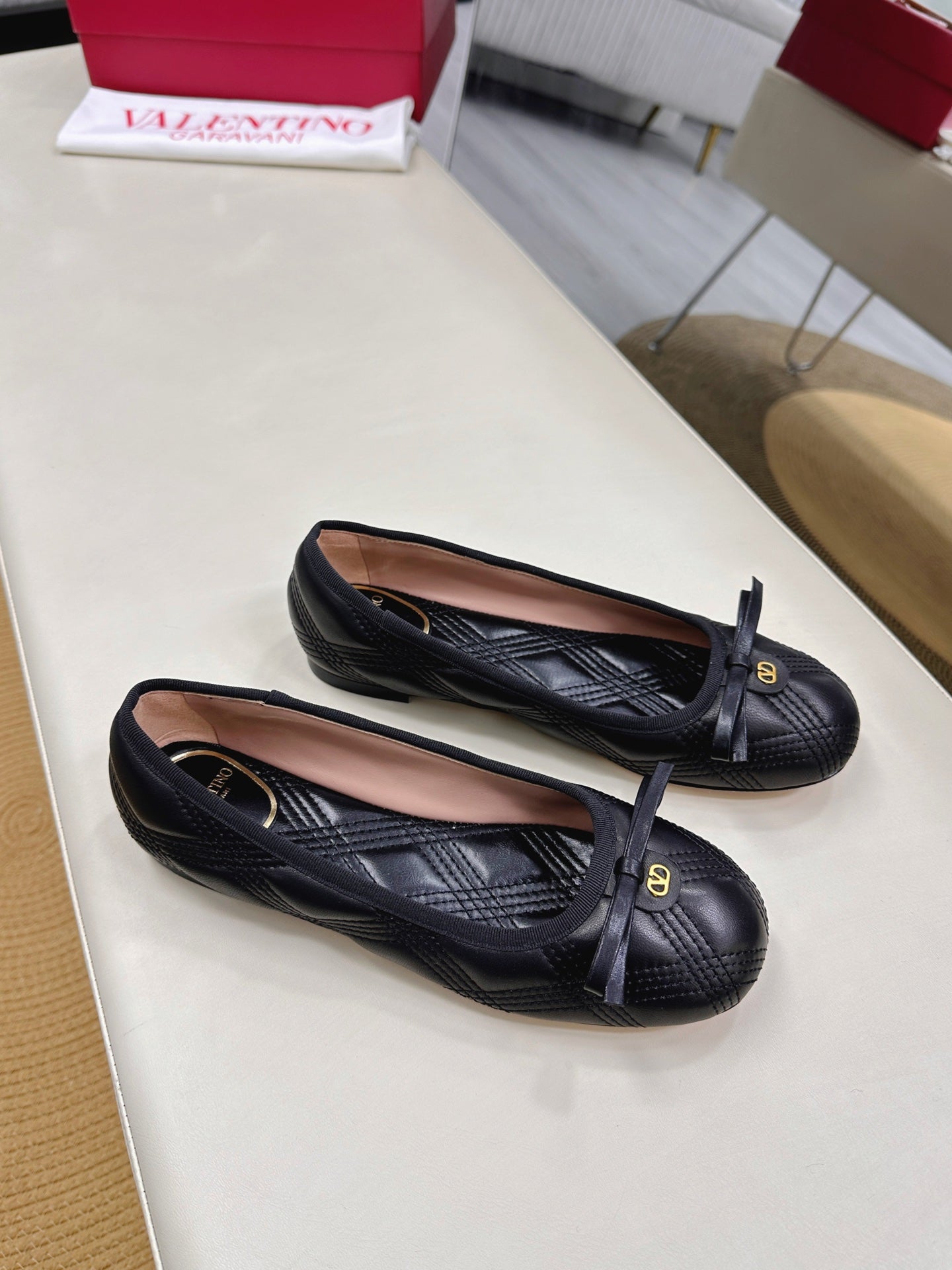 VLTN CLASSIC BALLET FLATS 25S IN BLACK CALFSKIN WITH BOW