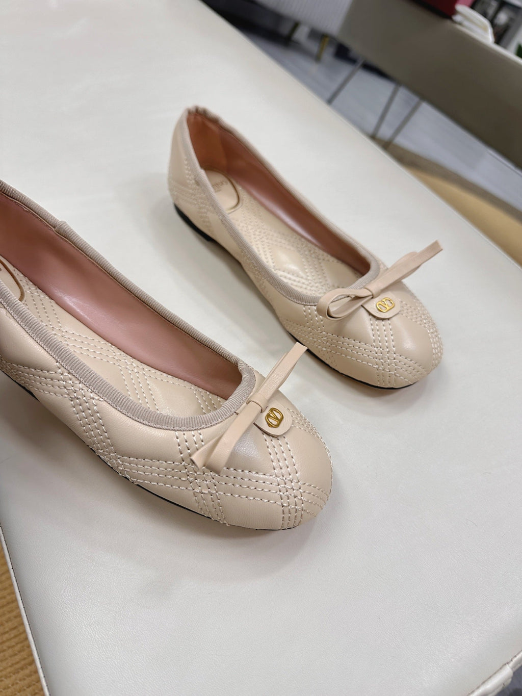 VLTN CLASSIC BALLET FLATS 25S IN LIGHT BEIGE CALFSKIN WITH BOW