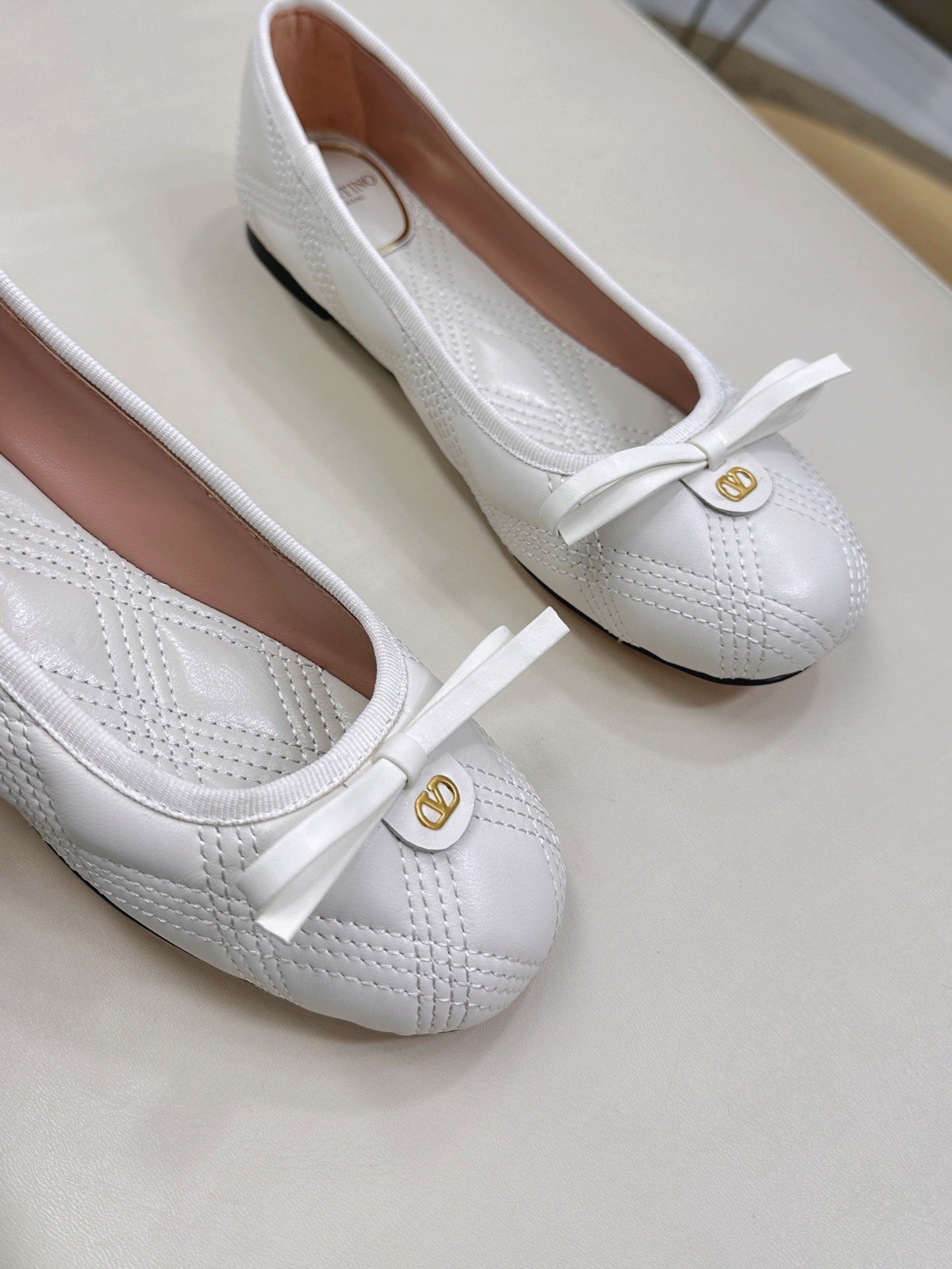 VLTN CLASSIC BALLET FLATS 25S IN WHITE CALFSKIN WITH BOW