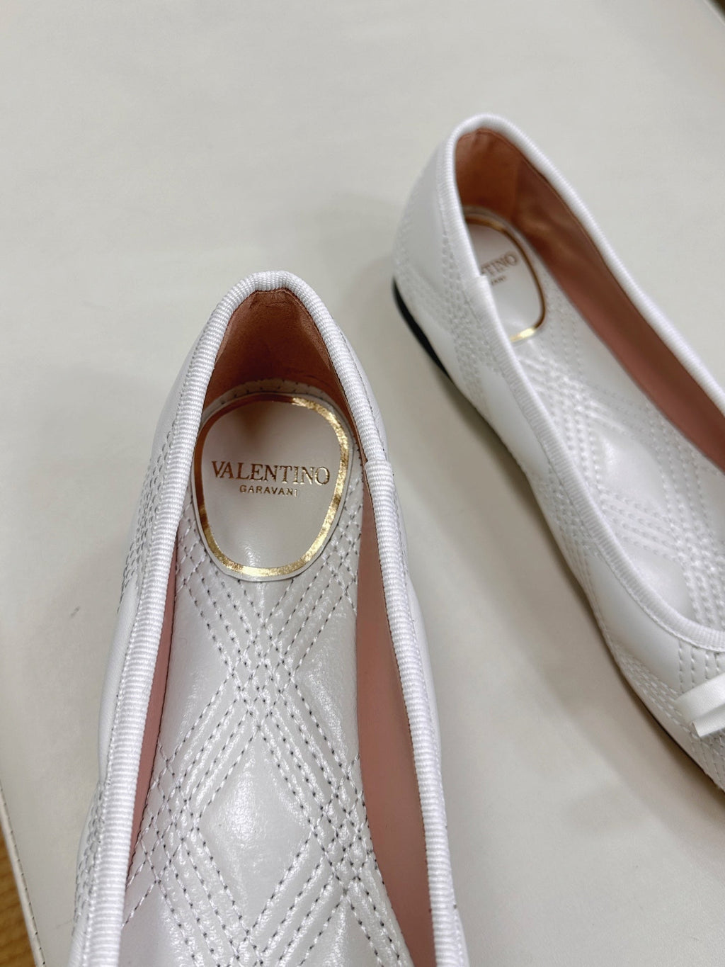 VLTN CLASSIC BALLET FLATS 25S IN WHITE CALFSKIN WITH BOW
