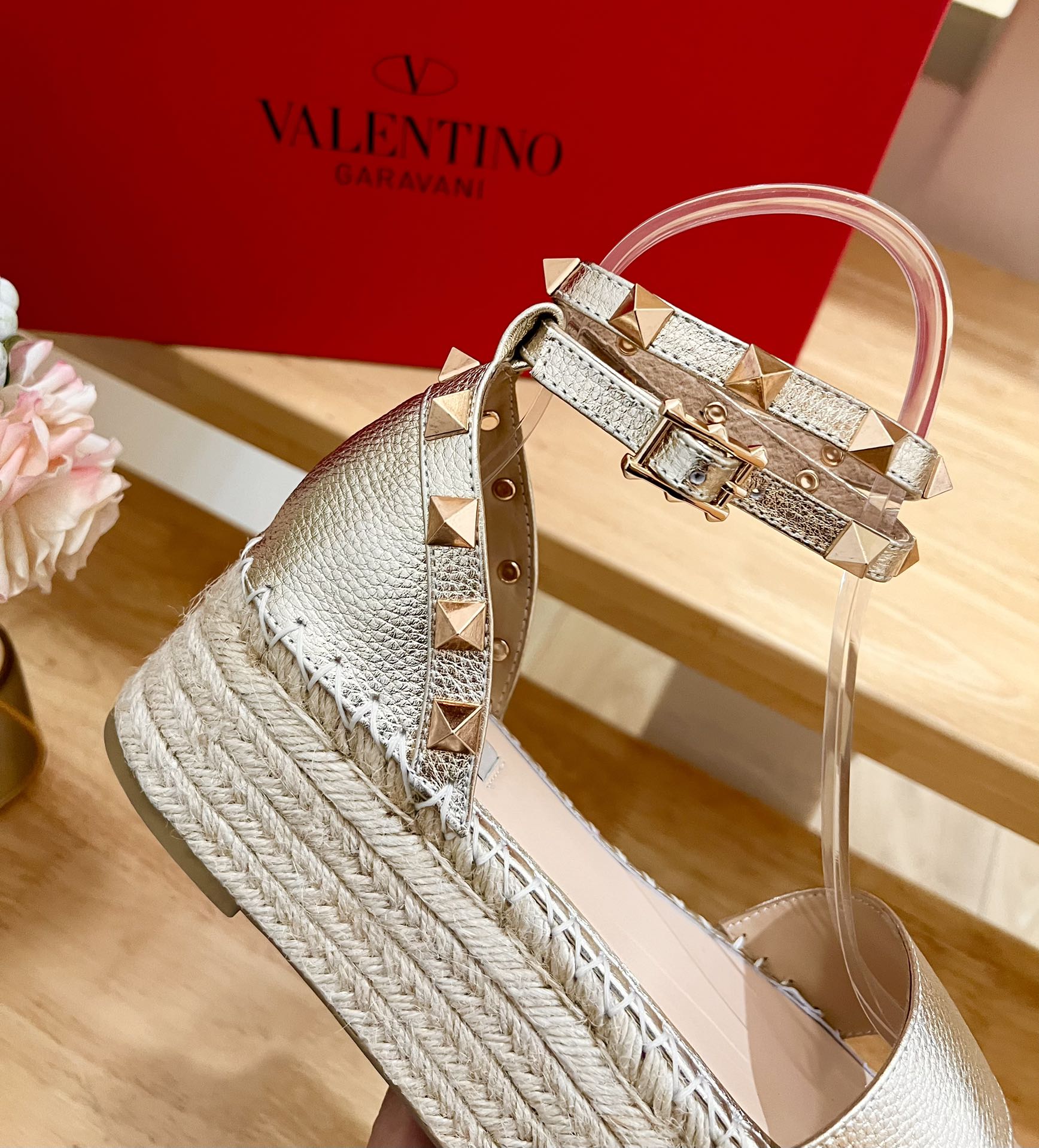 ROCKSTUD FLATFORM SANDAL IN LIGHT GOLD CALFSKIN